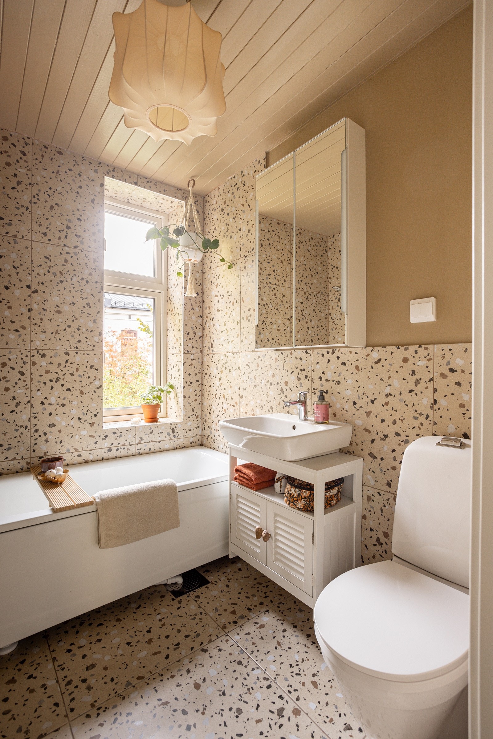 Baderommet har store flotte fliser i tidsriktig Terrazzo mønster, deilig gulvvarme og et vindu som slipper inn fint naturlig dagslys. Galleribilde