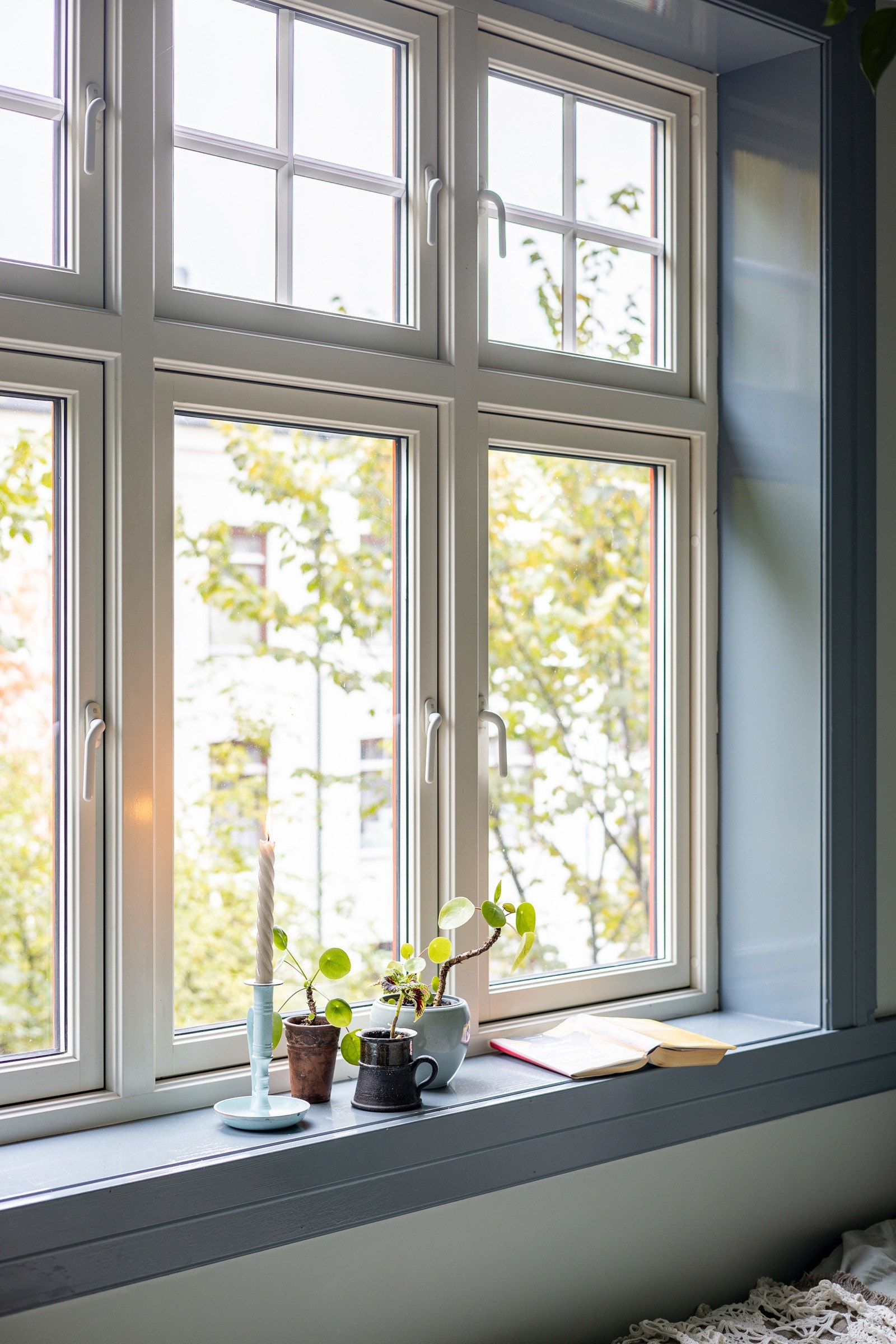 Soverommet har en stor klassisk vindusflate som vender ut mot rolig bakgård uten biltrafikk. Galleribilde