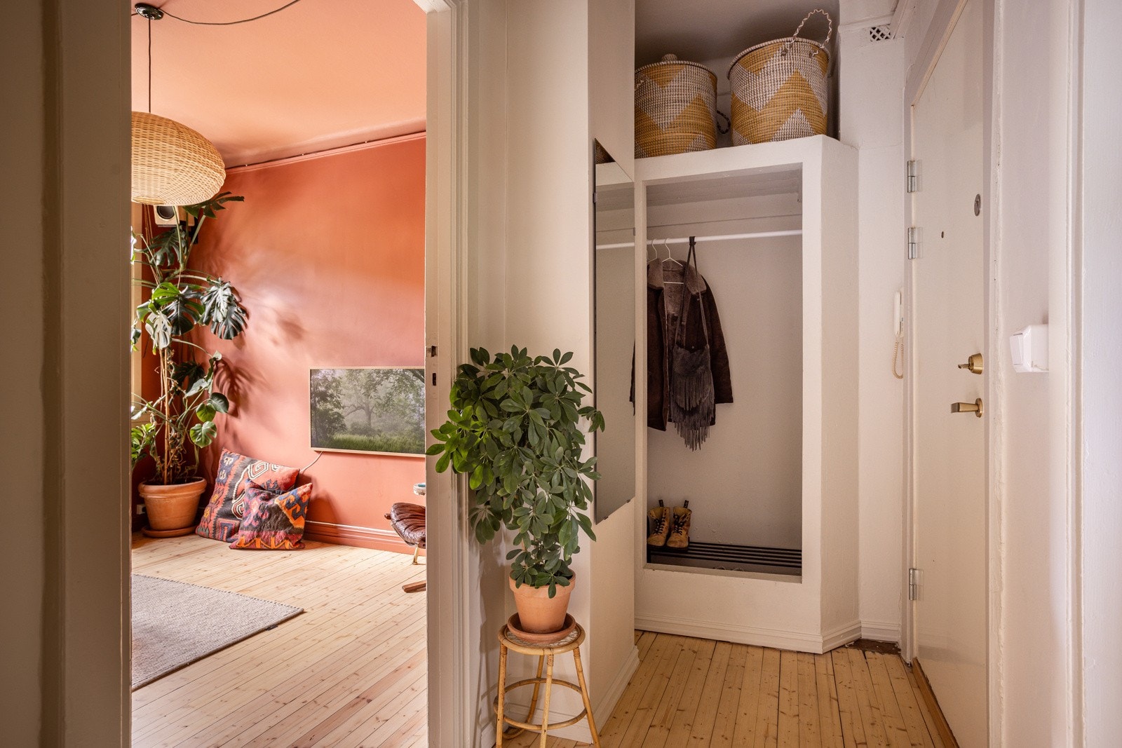 I entréen er det åpen garderobeløsning med plass til sko og oppheng av yttertøy. Montert porttelefon på vegg og sikringsskap med automatsikringer i felles trapperom. Galleribilde