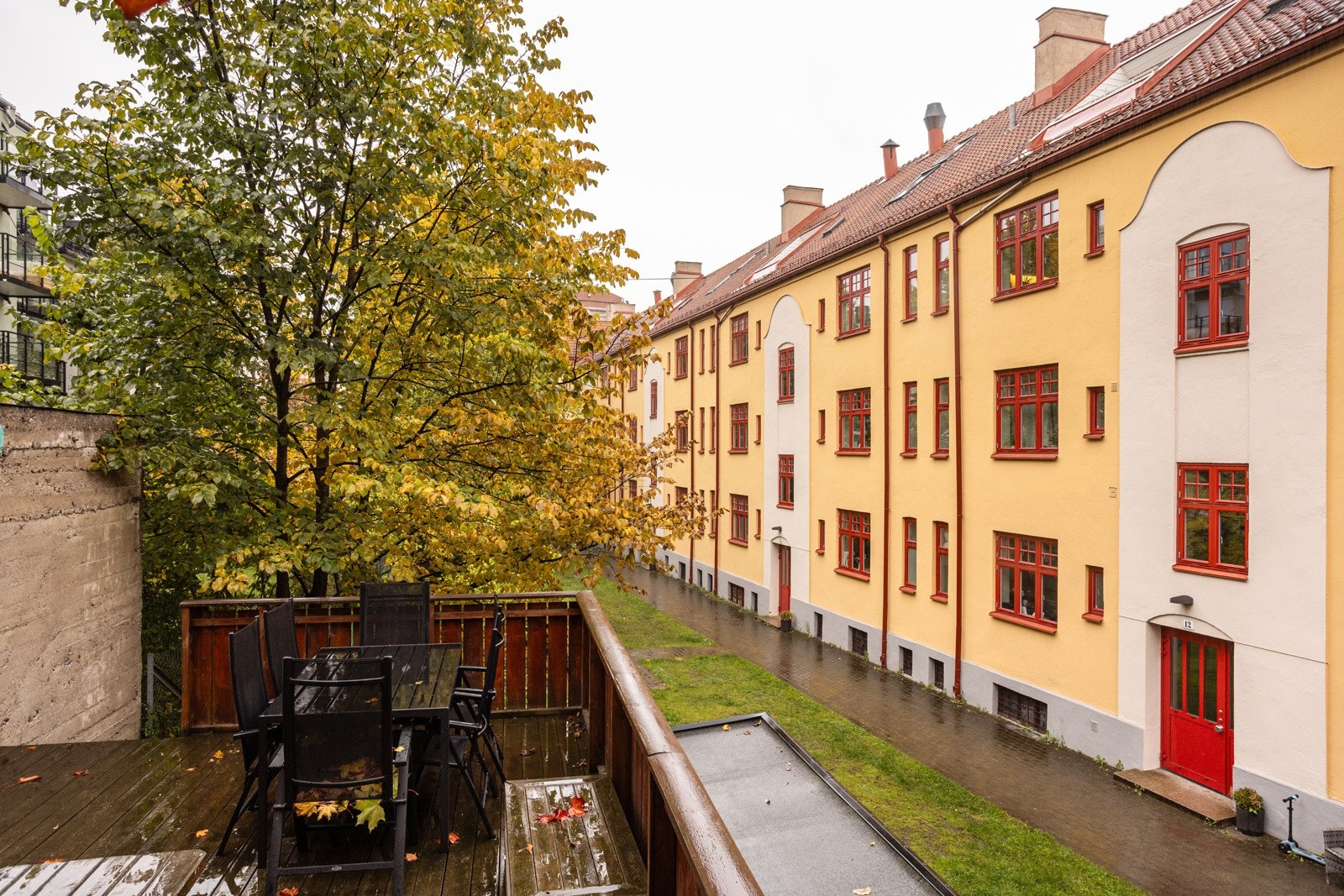 Fellesområdet opparbeidet med blant annet asfalterte internveier, plenarealer, sykkelbod, sittegrupper, trær og prydbusker. Galleribilde