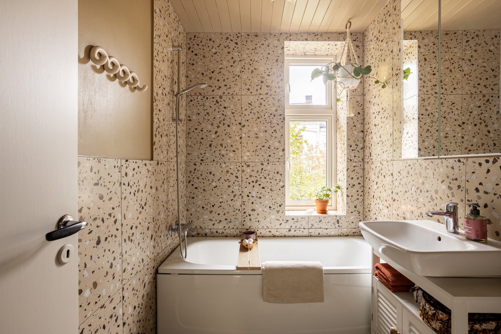 Leiligheten har et svært gjennomført og lyst baderom som ble pusset opp i 2023. Galleribilde