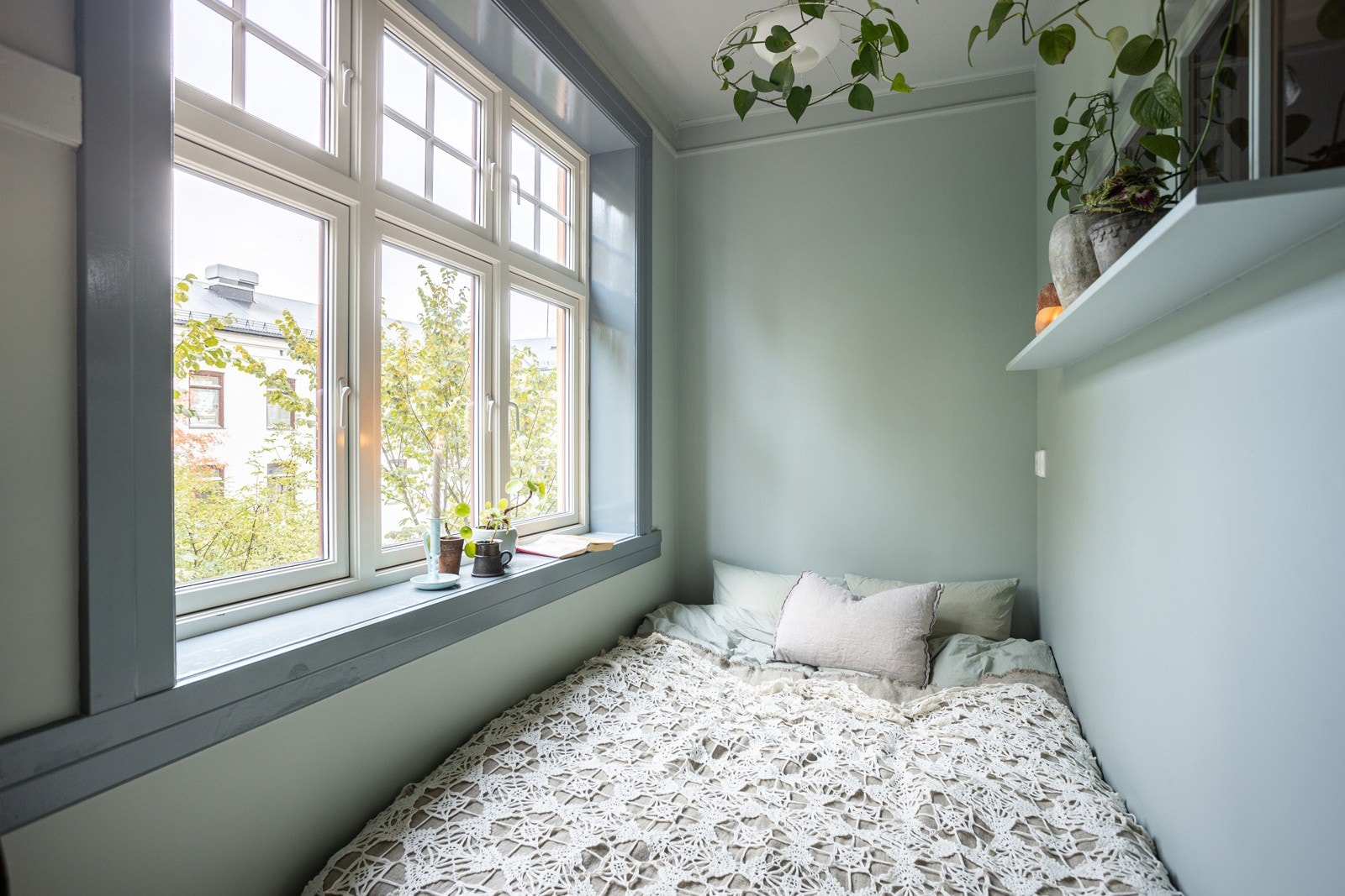 Soverommet er i dag innredet med en praktisk dobbeltseng med bredde på 140cm og med lagringsplass under. Galleribilde