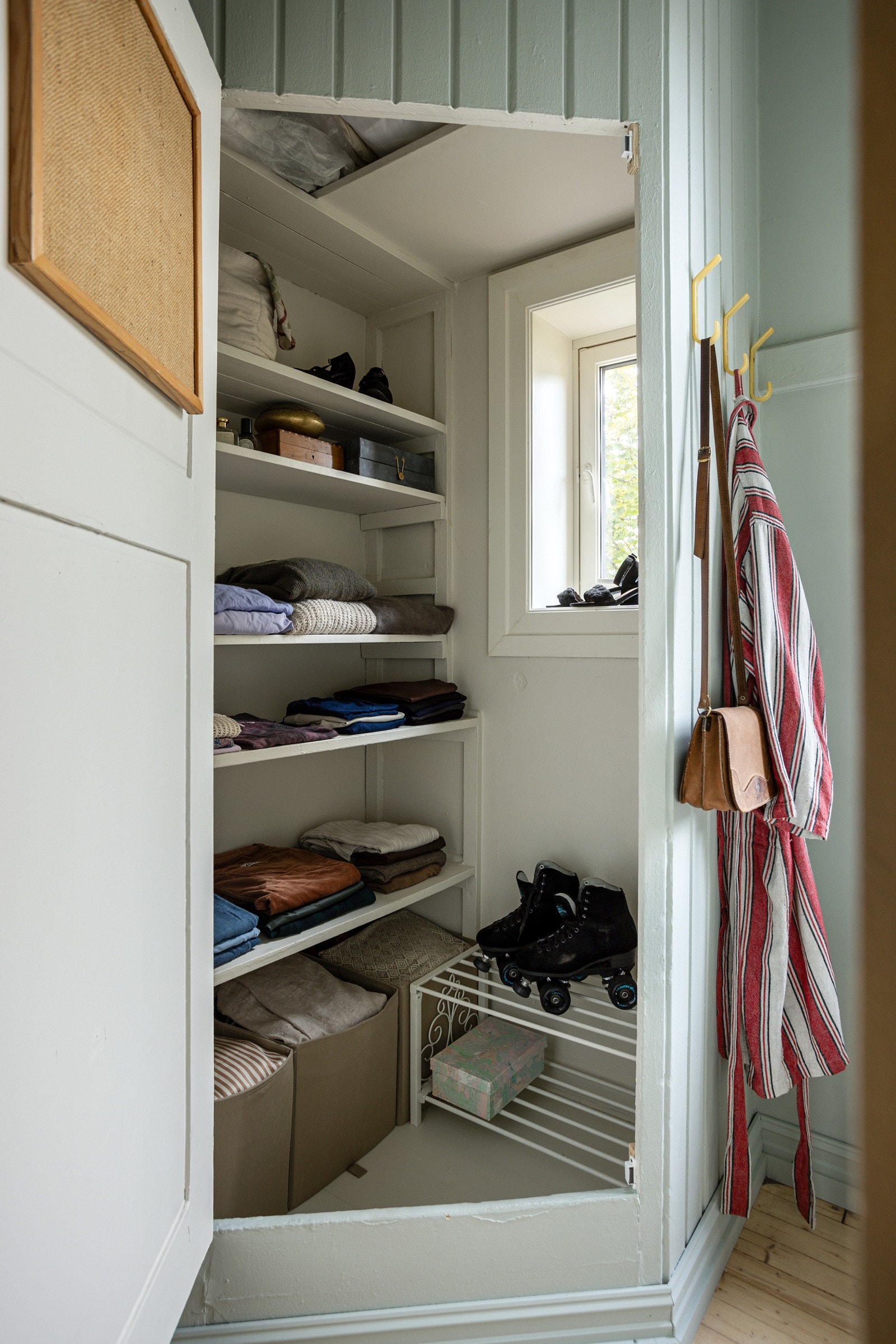 Det er også et romslig garderobeskap med god oppbevaringsplass og et lite vindu som slipper inn fint naturlig lys i garderoben. Galleribilde