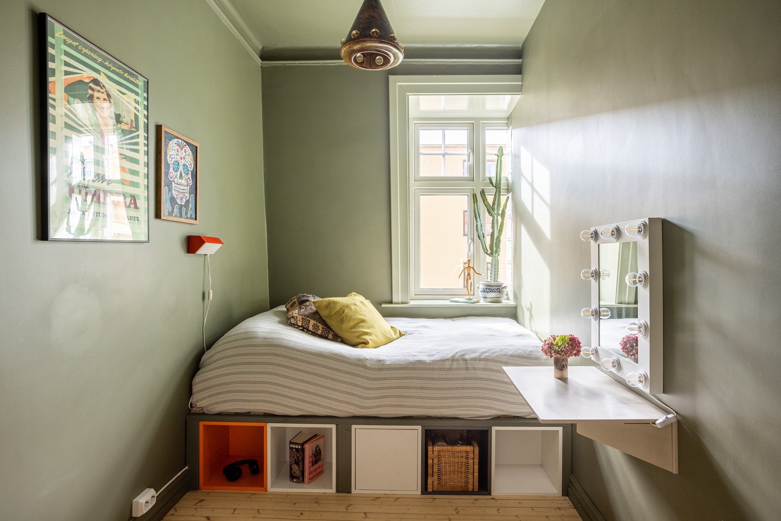 Begge soverommene er praktisk innredet med en plassbygde senger med oppbevaring under. Galleribilde