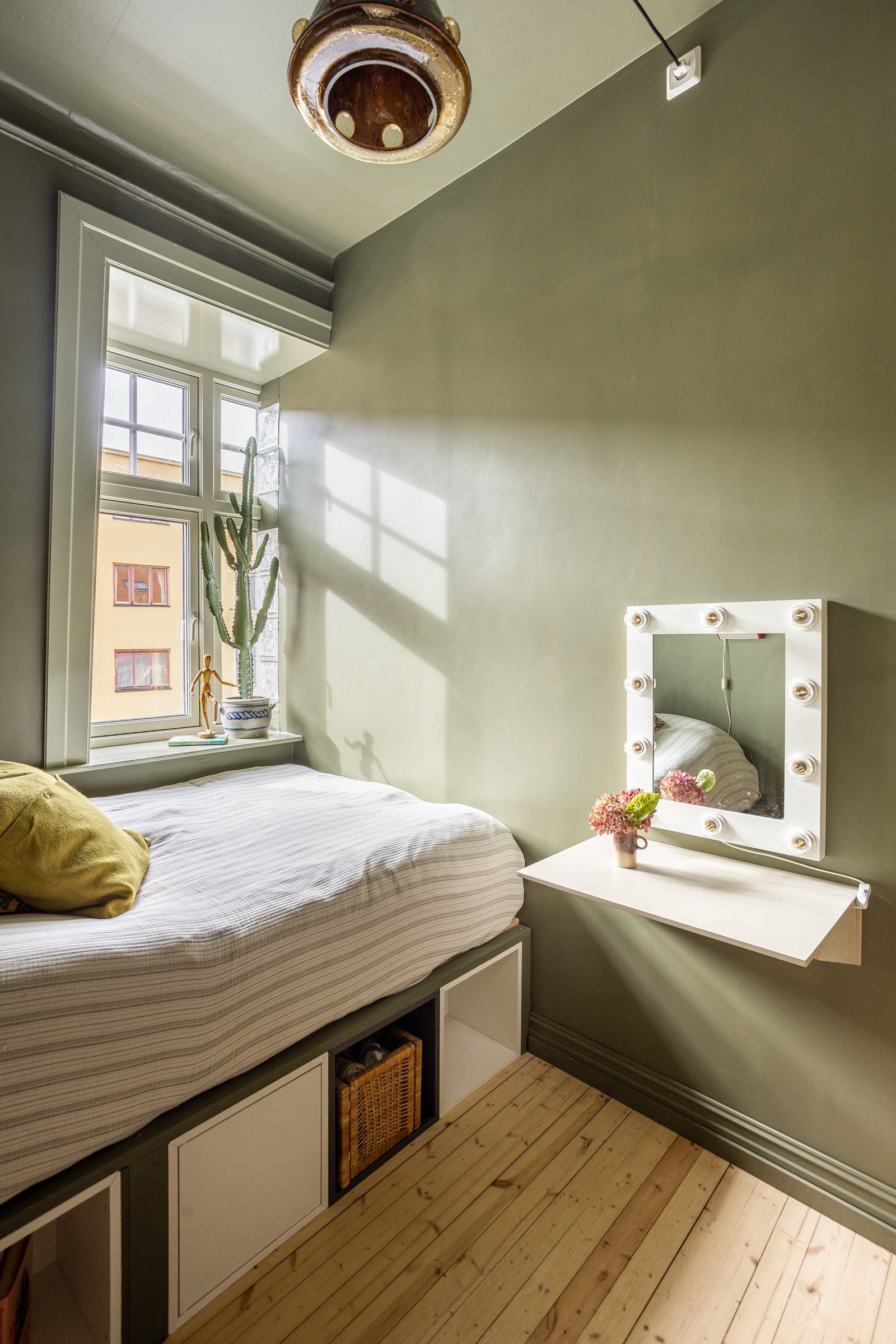 Det er også ytterligere plass til kontorpult, kommoder eller andre garderobeløsninger etter eget ønske og behov. Galleribilde