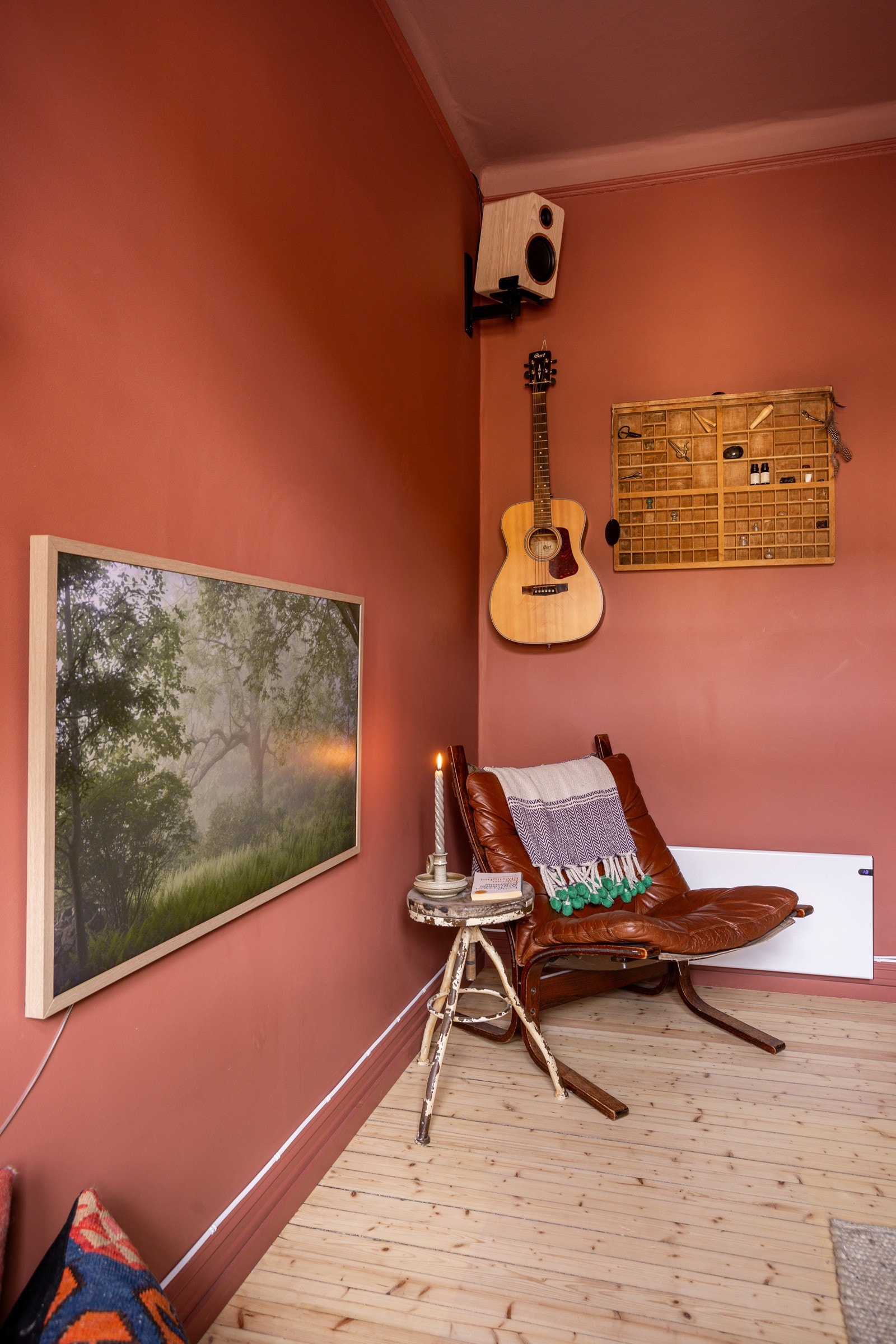 I stuen har du plass til sofagruppe med salongbord, mediemøblement og tv. Internett fra Nextgentel er inkludert i felleskostnadene. Galleribilde