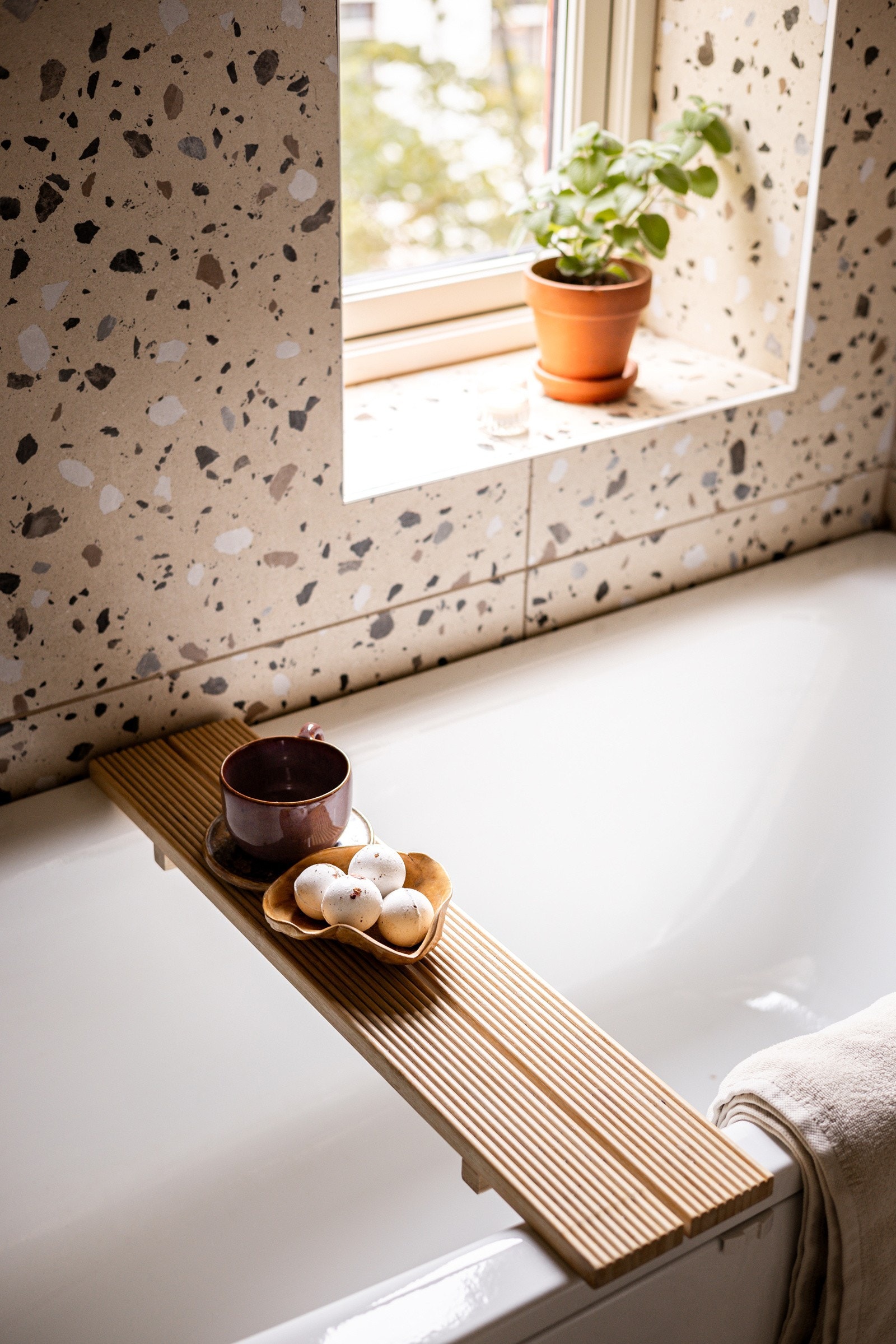 Baderommet er utstyrt med badekar med vegghengt dusj. Galleribilde