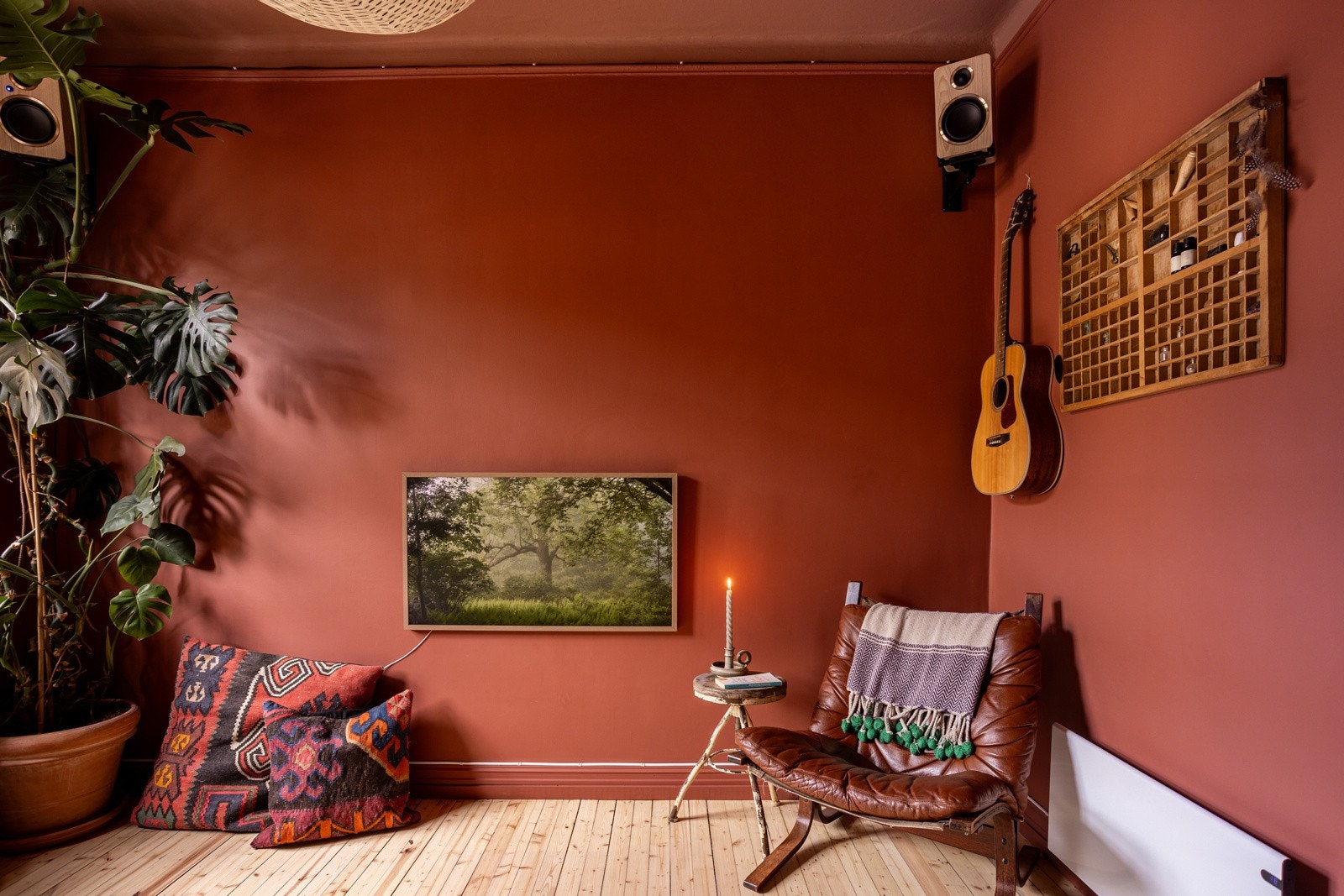 Lysinnslippet sammen med den gode takhøyden på ca. 2,74 meter bidrar til en god og luftig romfølelse. Galleribilde