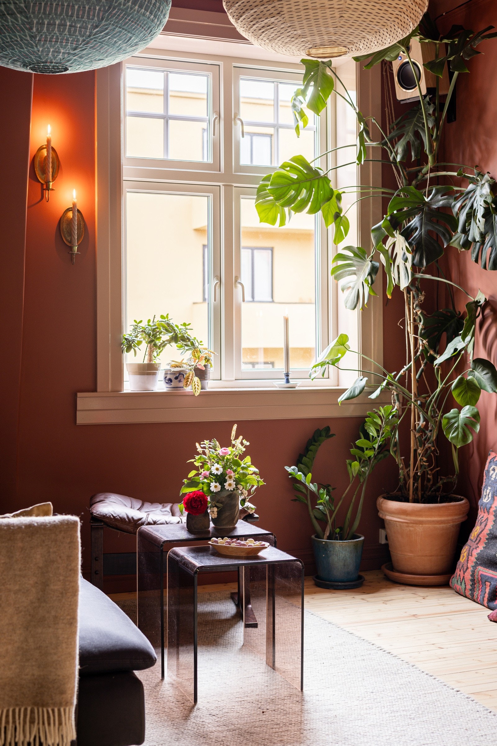 Beliggenheten i byggets 3. etasje med stor klassisk vindusflate sørger for rikelig med naturlig lys. Alle vinduene i leiligheten var nye i 2018, og det er brede vinduskarmer for planter og dekor. Galleribilde