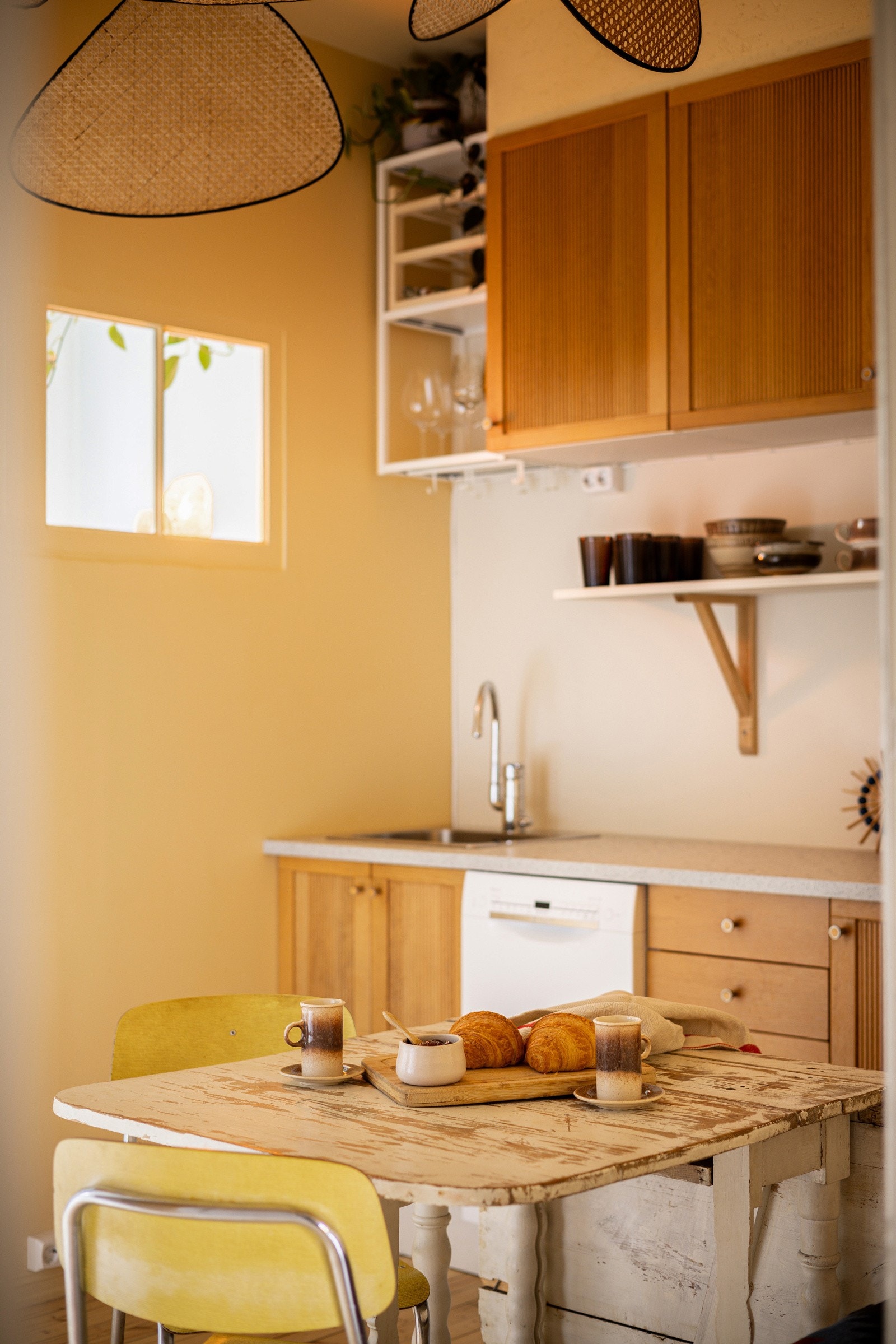 God standard med lyse originale tregulv og glatte overflater malt i en nydelig varm gulfarge. På kjøkkenet er det plass til et koselig spisebord som gjør at også kjøkkenet blir et hyggelig oppholdsrom. Galleribilde