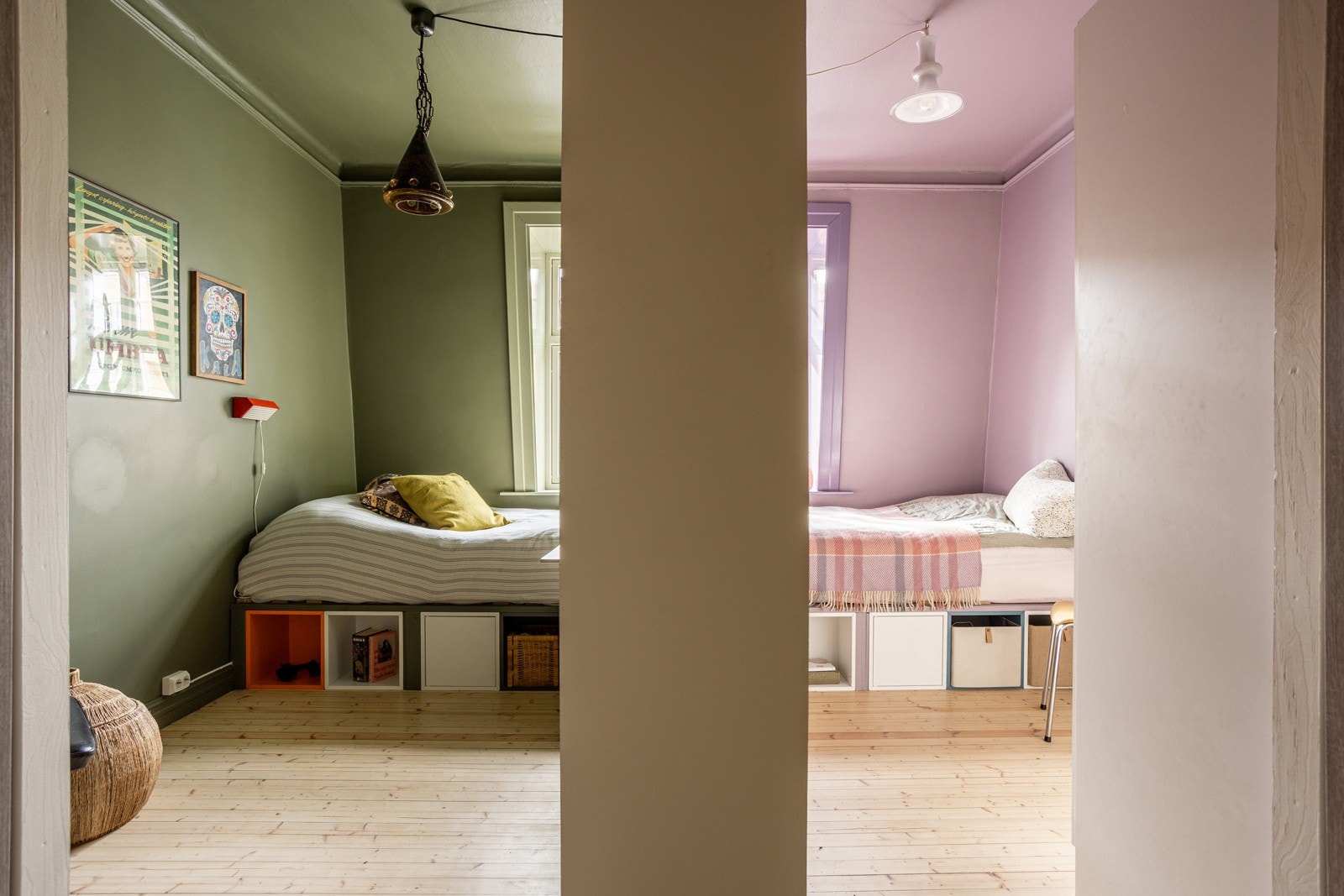 De to andre soverommene var tidligere ett stort rom som nå er oppdelt i to fine soverom. Dersom du heller vil ha en stor stue, er det sikkert greit å vite at dette er lettvegger i gips som enkelt kan rives. Galleribilde