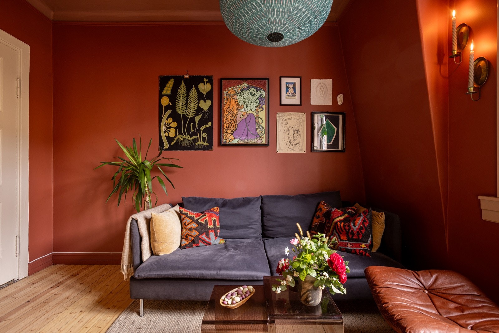 Stuen har god standard med lyse originale tregulv (slipt og behandlet i 2023) og glatte overflater malt i en fin varm farge. Galleribilde