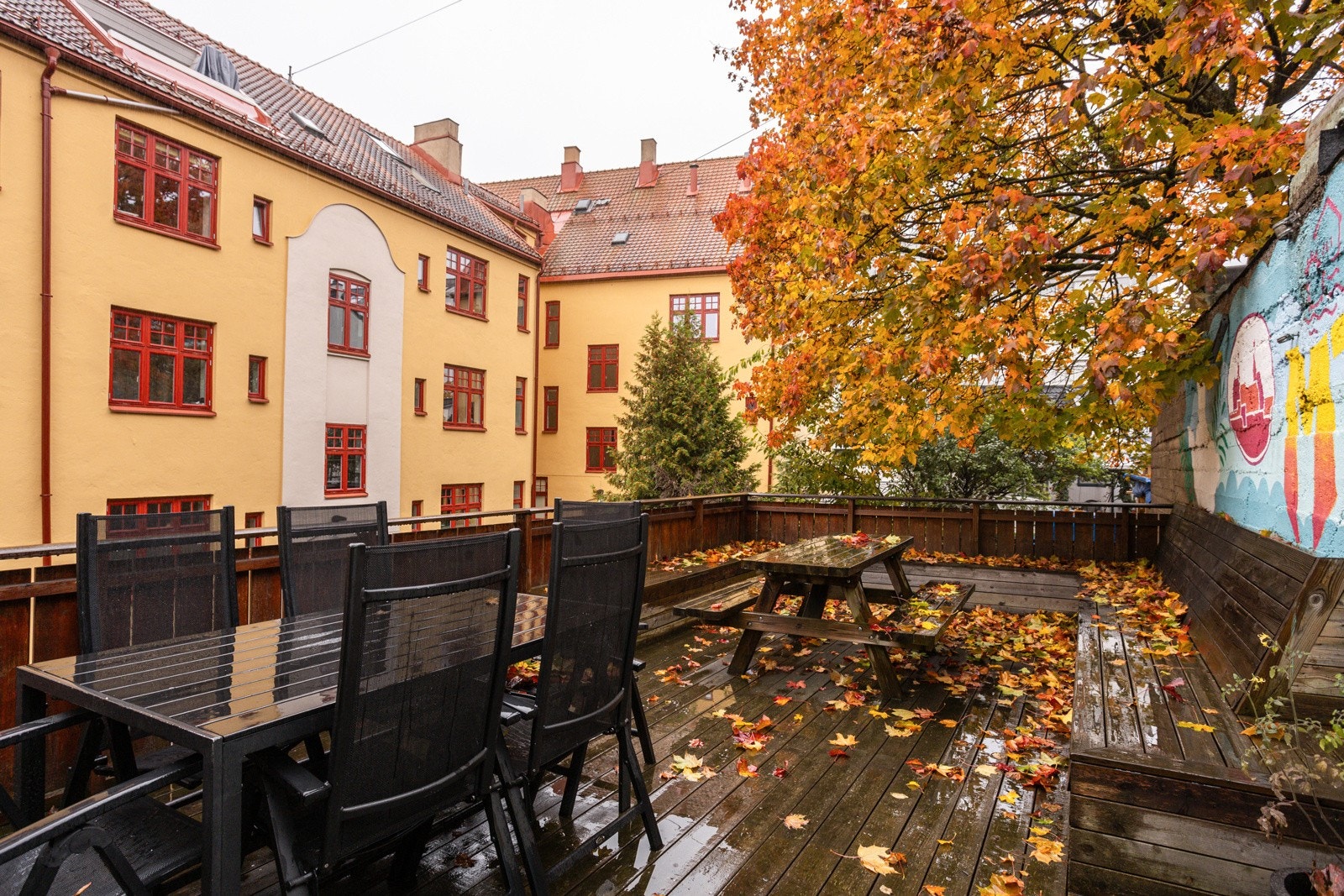 I bakgården er det en stor og hyggelig felles terrasse med sittegrupper. Galleribilde