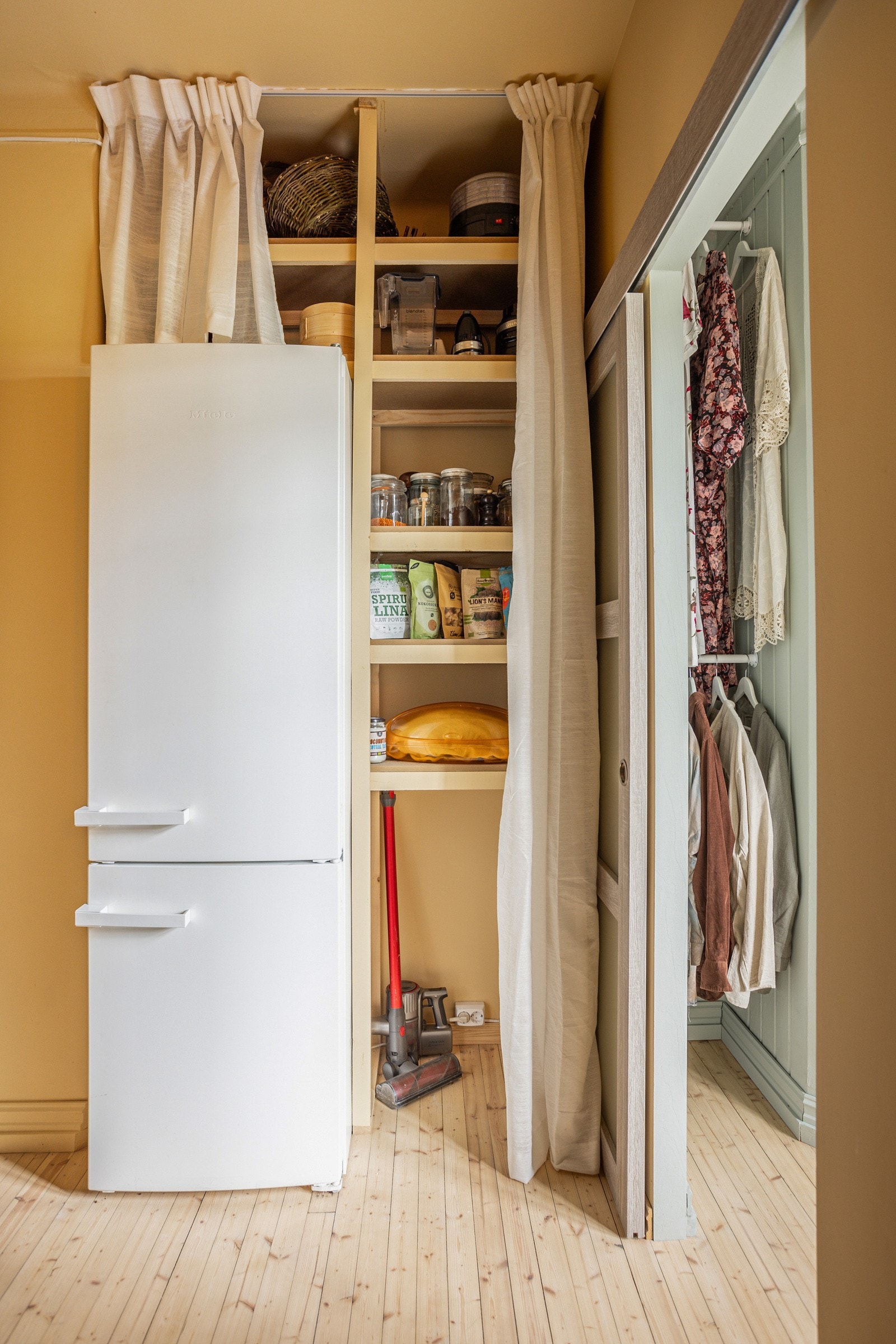 Det er flere åpne hyller som sørger for god oppbevaringsplass. Kjøkkenet er utstyrt med frittstående hvitevarer som komfyr, oppvaskmaskin og kjøleskap med frysedel. Hvitevarene medfølger i utgangspunktet ikke, men kan avtales med selger. Galleribilde