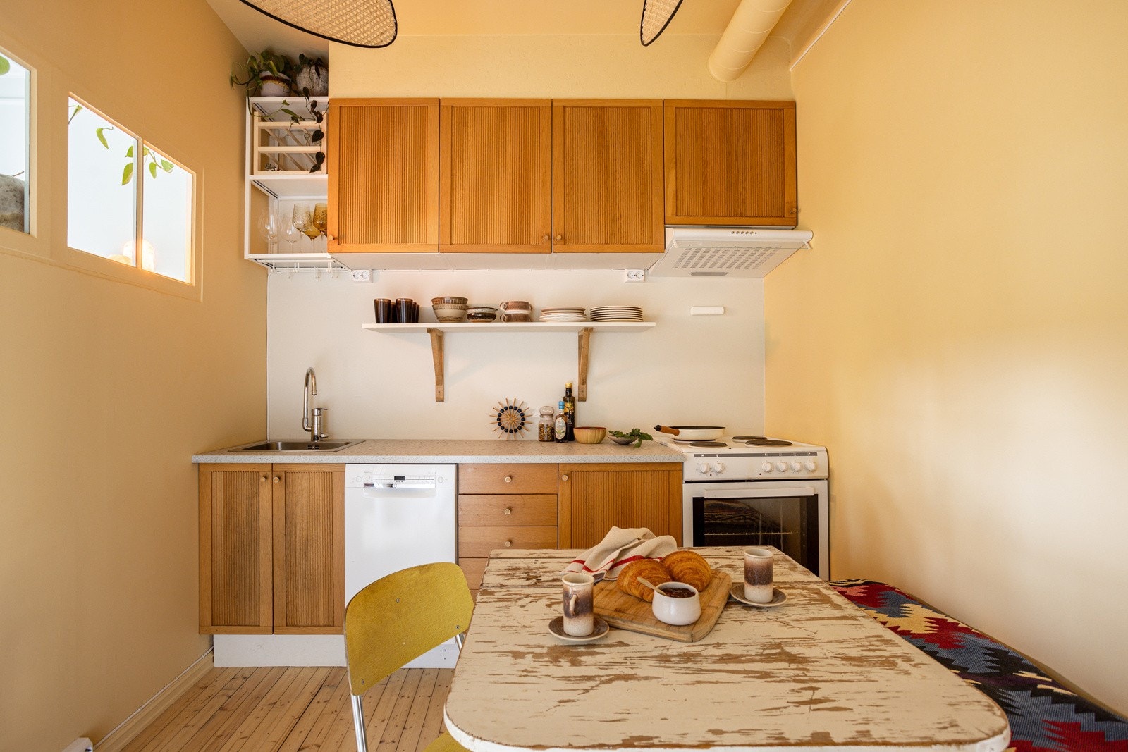 Flott og tidløs kjøkkeninnredning med fronter i tre og laminert benkeplate med nedfelt oppvaskkum. Det er også montert komfyrvakt og automatisk lekkasjestopper under oppvaskkum. Galleribilde