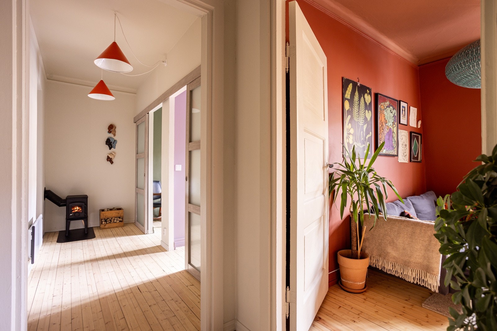 Leiligheten som ligger i 3. etasje i en flott klassisk bygård har en gjennomgående planløsning som utnytter plassen optimalt. Galleribilde