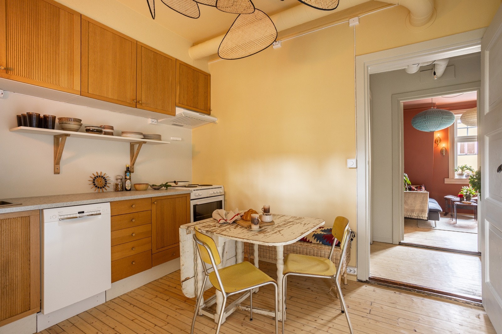 Kjøkkenet ligger i et eget rom i naturlig tilknytning til stuen. Galleribilde