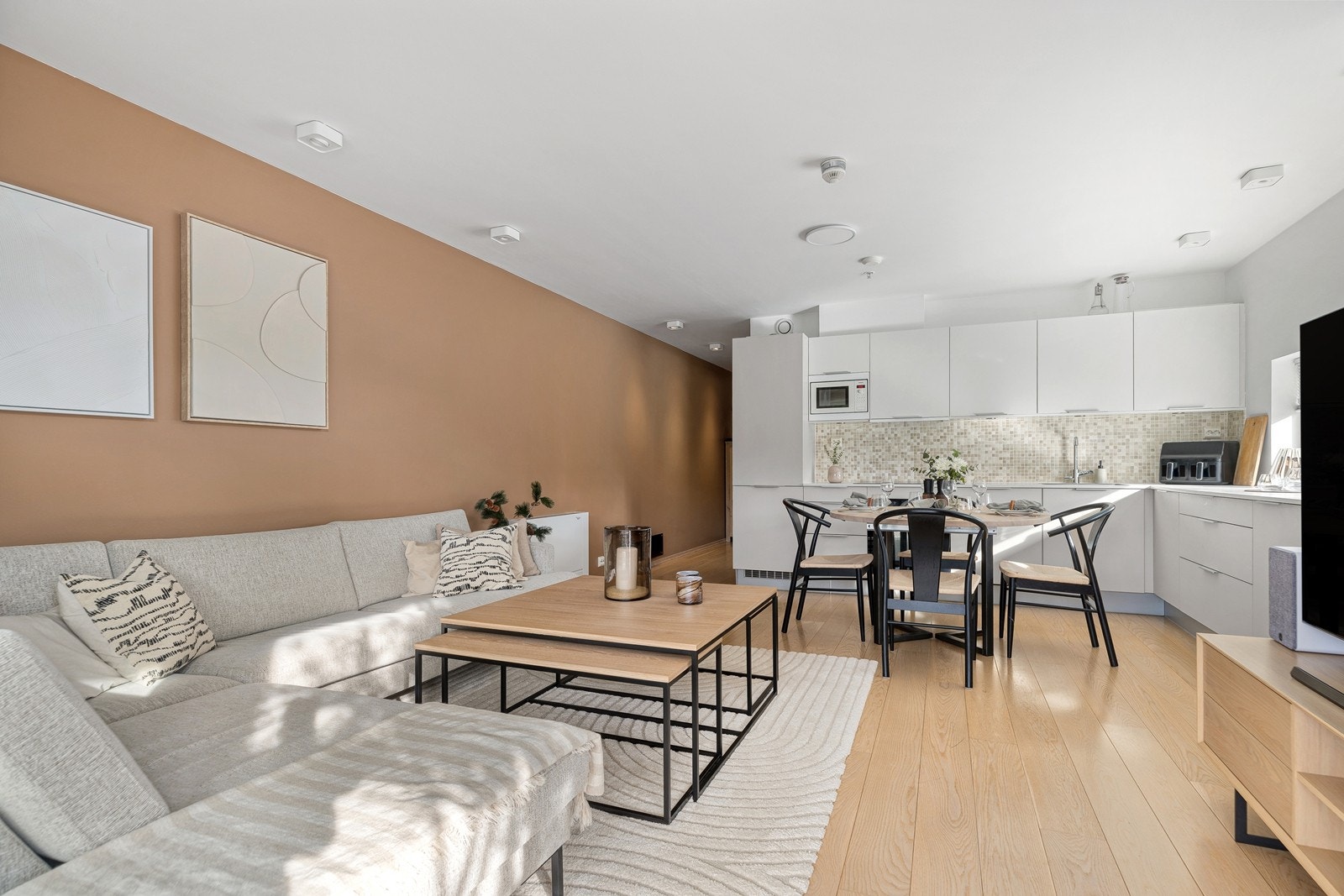 God plass til en stor sofagruppe og spisebord. Galleribilde