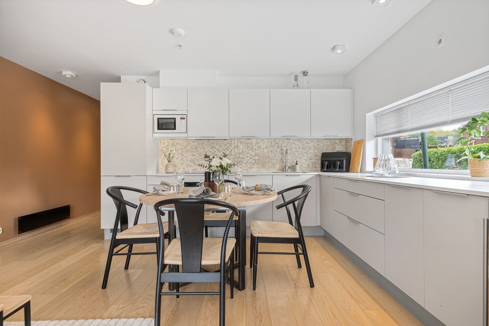 Det er mulighet for en praktisk og naturlig møblering av spisebord og sofagruppe. Galleribilde