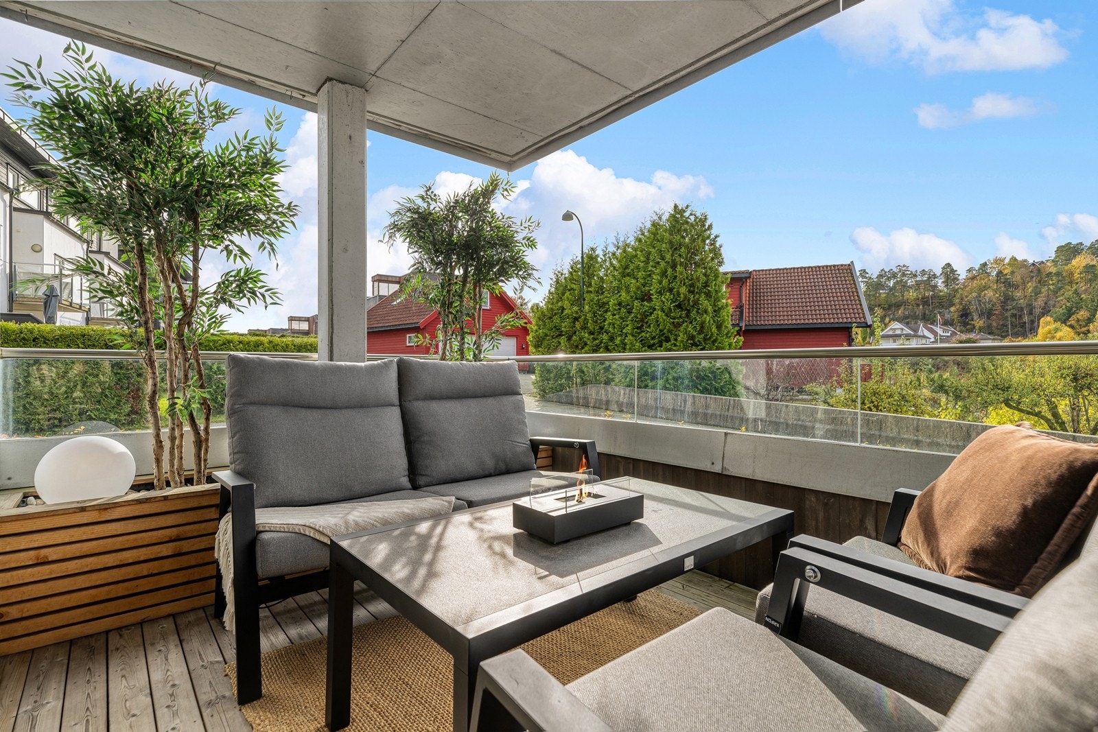 På terrassen er det sol fra tidlig ettermiddag til sent på kveld ifølge selger. Galleribilde