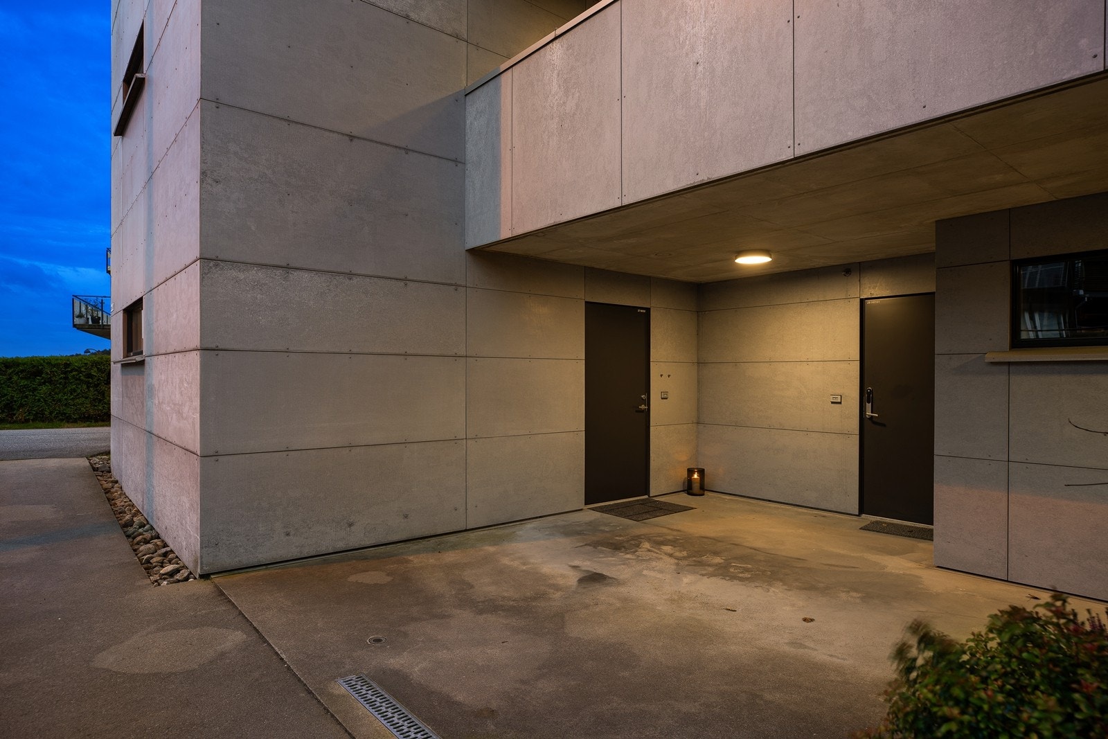 Det er direkte adkomst til leiligheten fra bakkeplan. Boden denne leiligheten disponerer ligger på samme plan ved trappenedgangen, kun få meter fra boligens inngangsparti. Her kan du gå "tørrskodd" til boden. Galleribilde