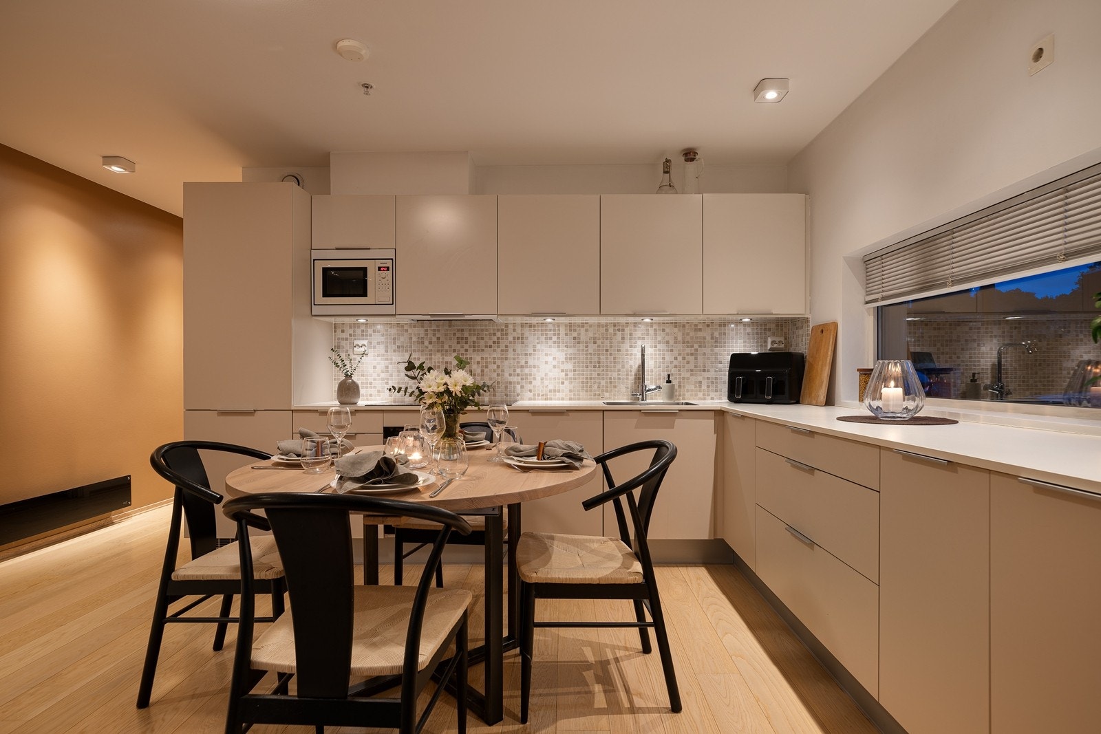 Kjøkkenet er praktisk og tilrettelegger for kokkelering. Galleribilde