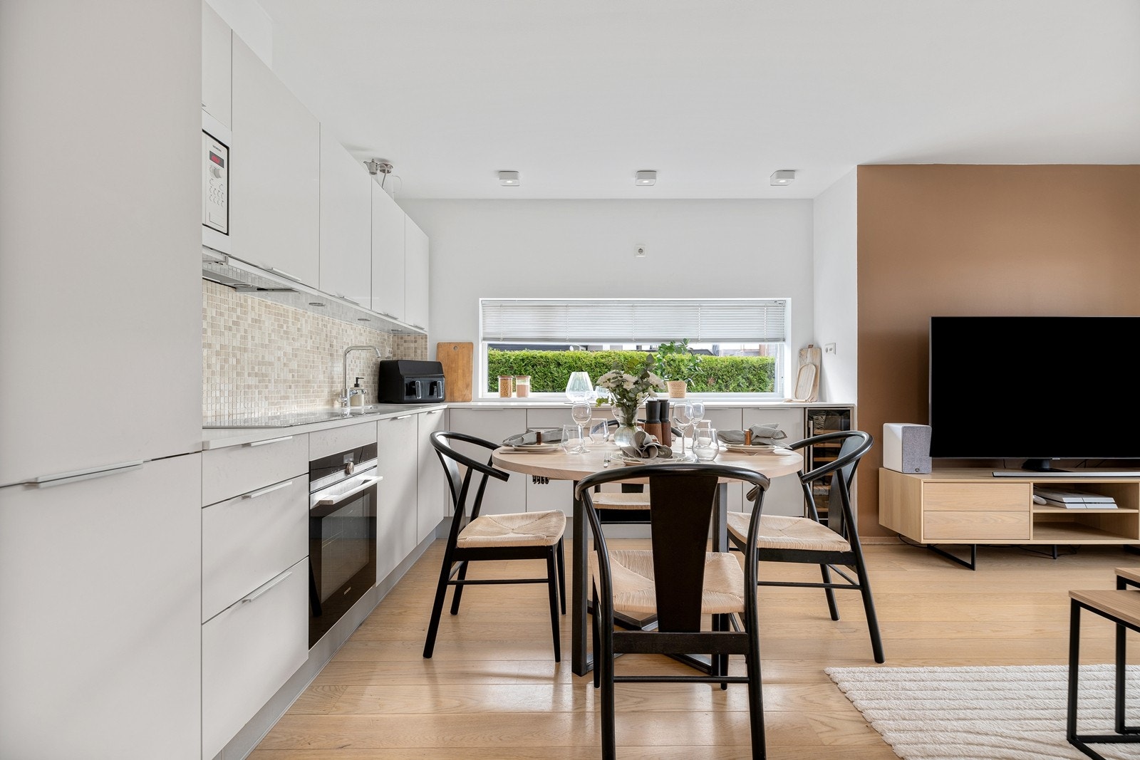 Lekkert kjøkken fra HTH med rikelig oppbevaringsplass i skuffer og skap. Det er fliser under overskap og laminat benkeplate. Galleribilde