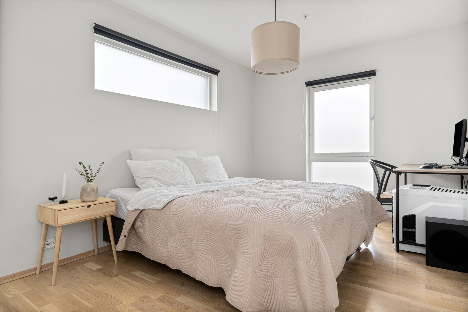 Hovedsoverommet er lyst og svært romslig med plass til stor seng og annet møblement. Det er skyvedørsgarderobe med kurvsystem. Frostet vinduer som allikevel slipper inn naturlig dagslys, og rullegardin for mørkleggelse på kveldstid. Galleribilde