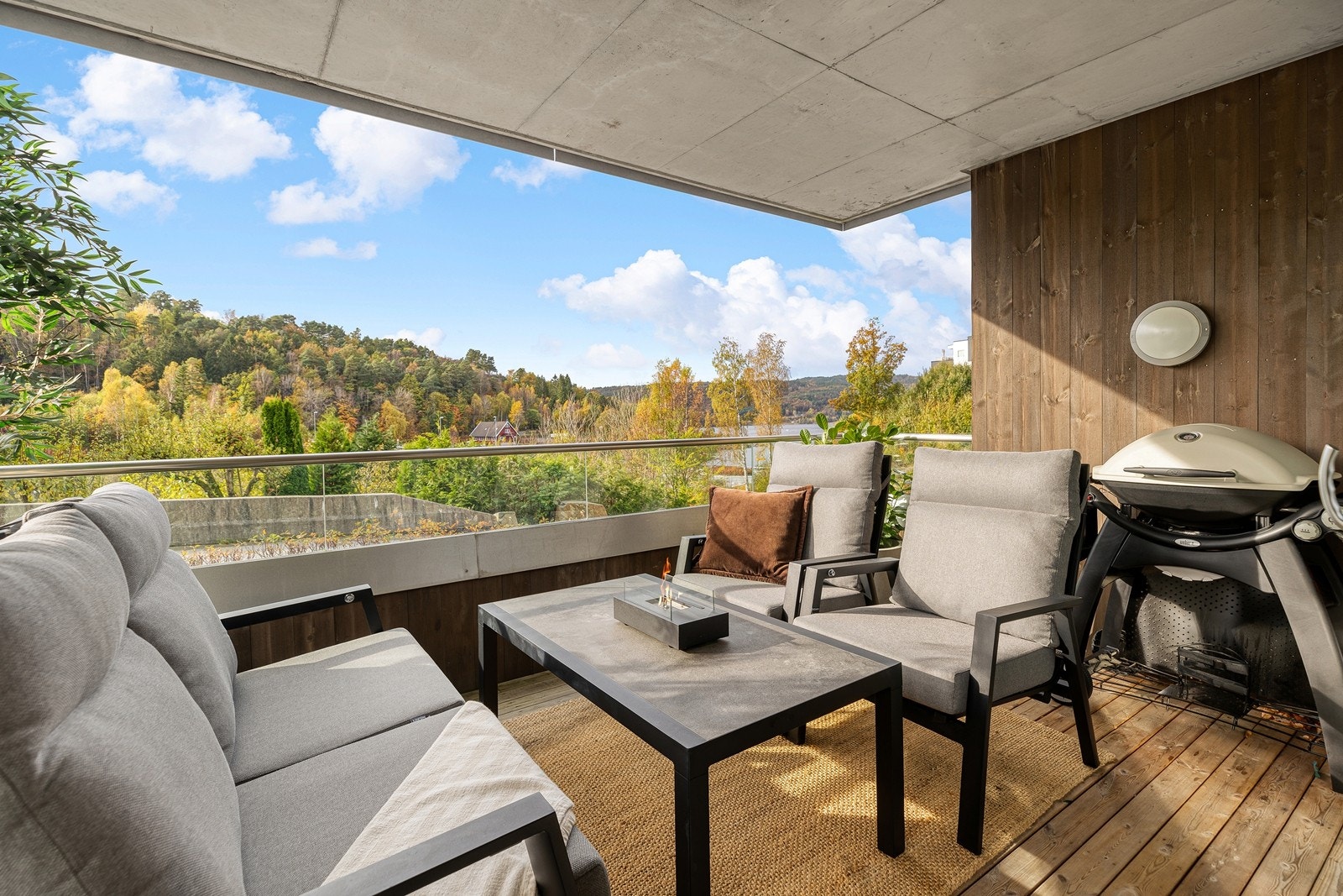 Romslig balkong hvor en sitter usjenert til med hyggelig utsikt mot Gillsvannet. Galleribilde