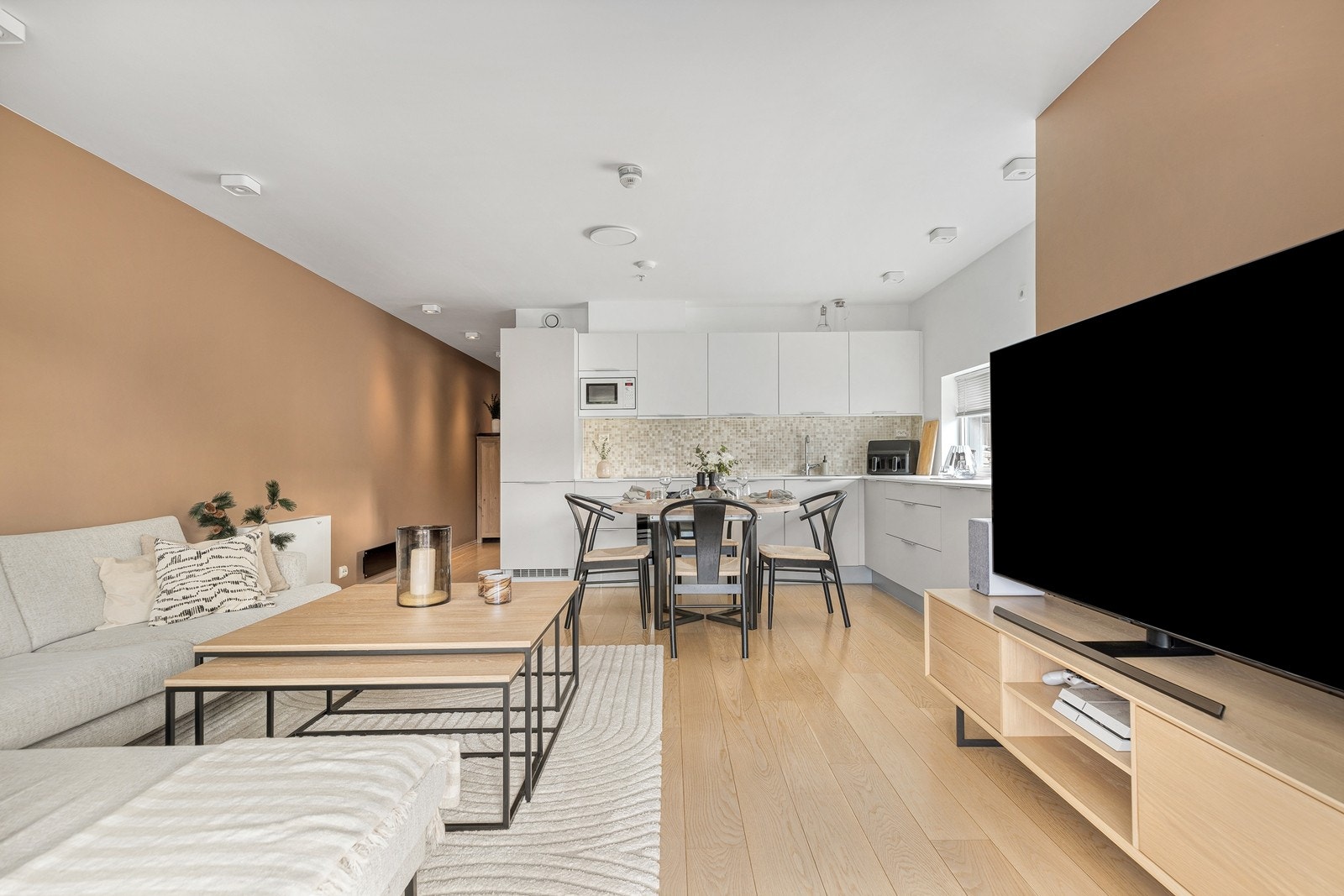 Leiligheten gir en svært god opplevelse både dag- og kveldstid. Med mye naturlig dagslys og pen belysning på kveldstid tilrettelegges det for en god bokvalitet. Galleribilde