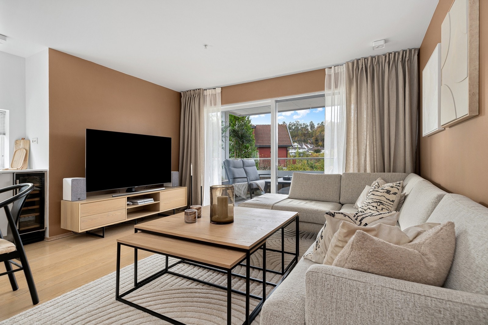 Skyvedør med adkomst ut til balkongen. Galleribilde