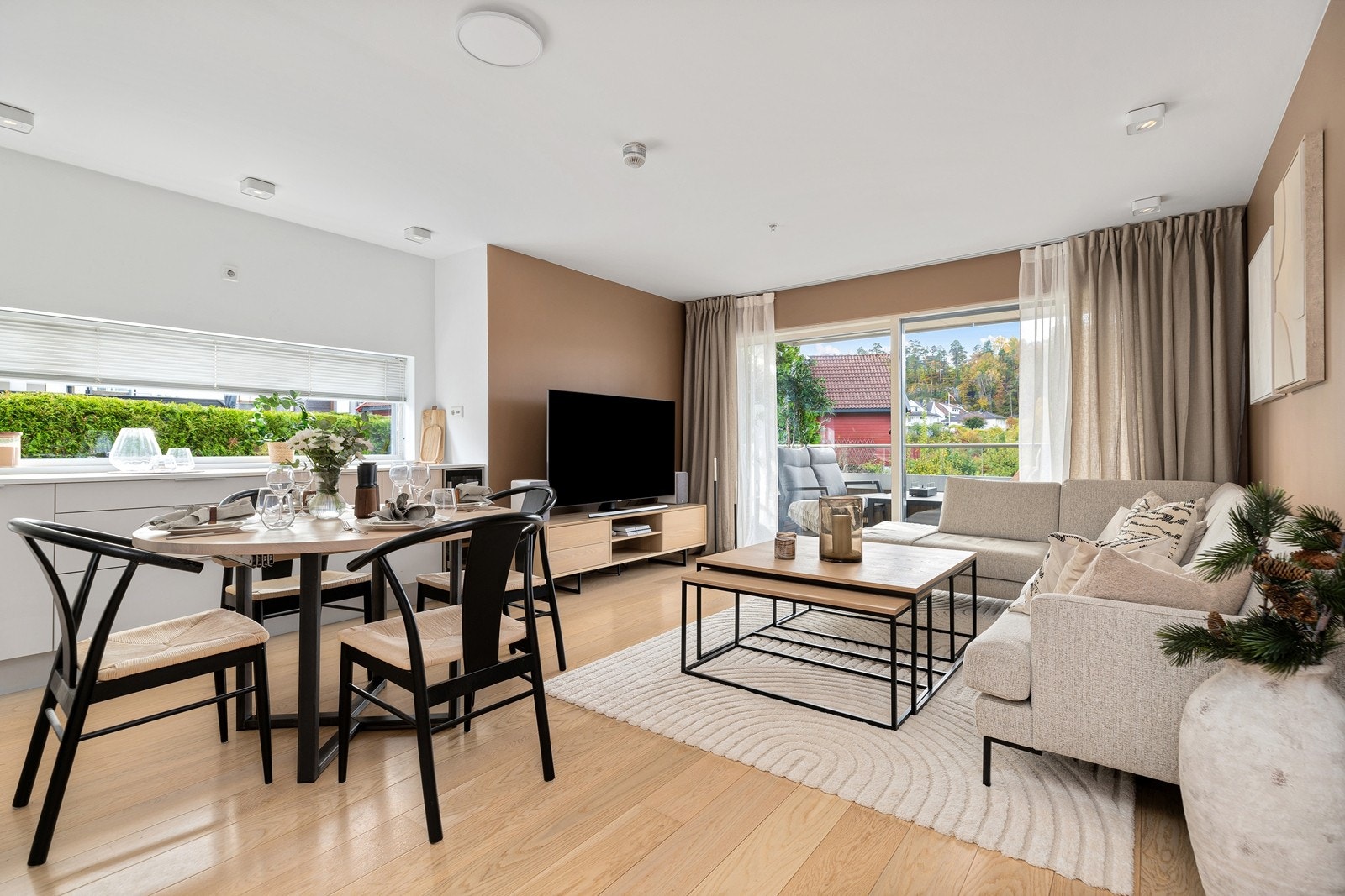 Her er det smakfulle fargevalg på vegger, gjennomgående parkett på alle gulv med unntak av vaskerom og bad samt downlights i himlingen. Galleribilde