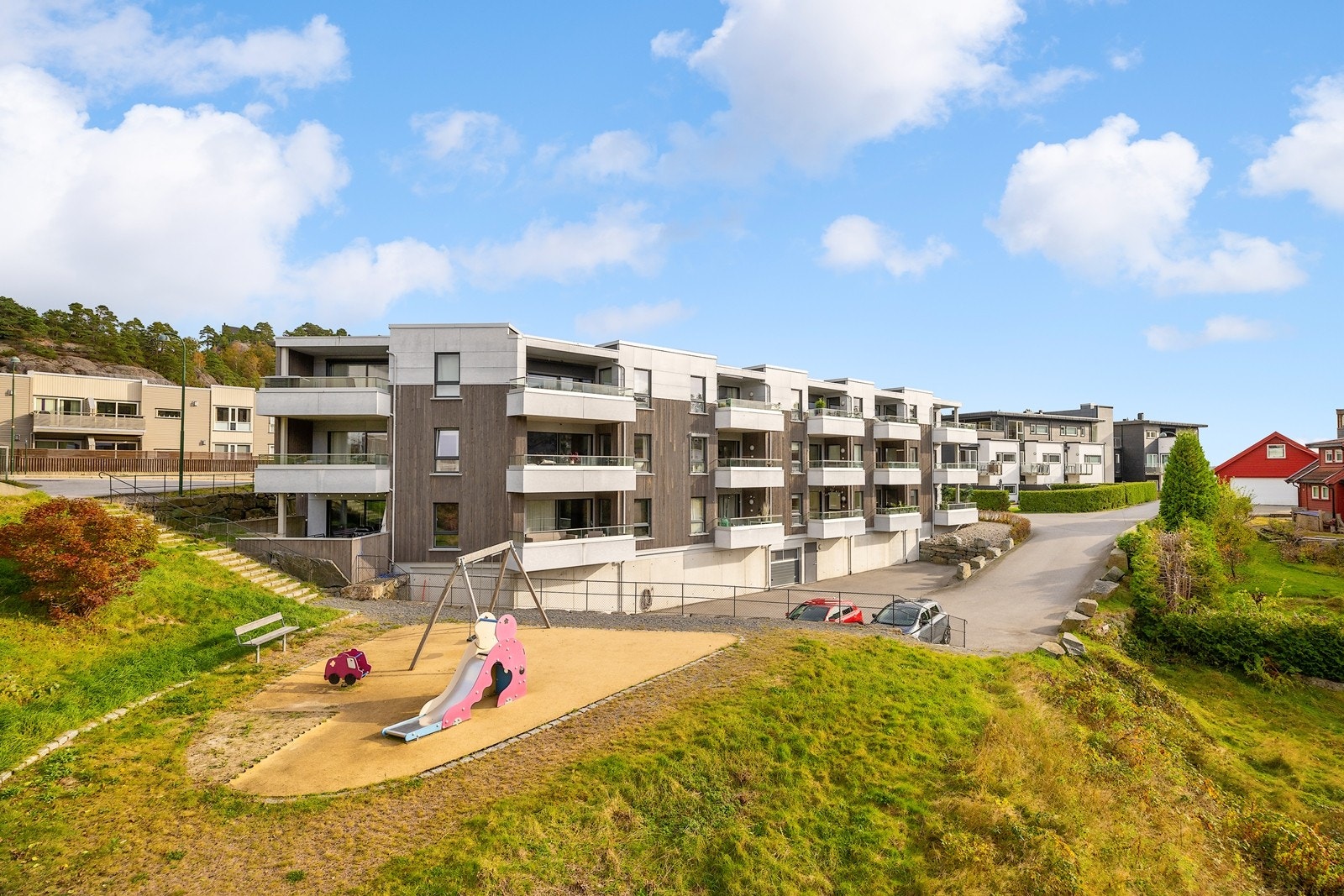 Her vil du bo i rolige og etablerte omgivelser. Det er lekeplasser, barnehage og skoler i kort gangavstand fra boligen. Galleribilde