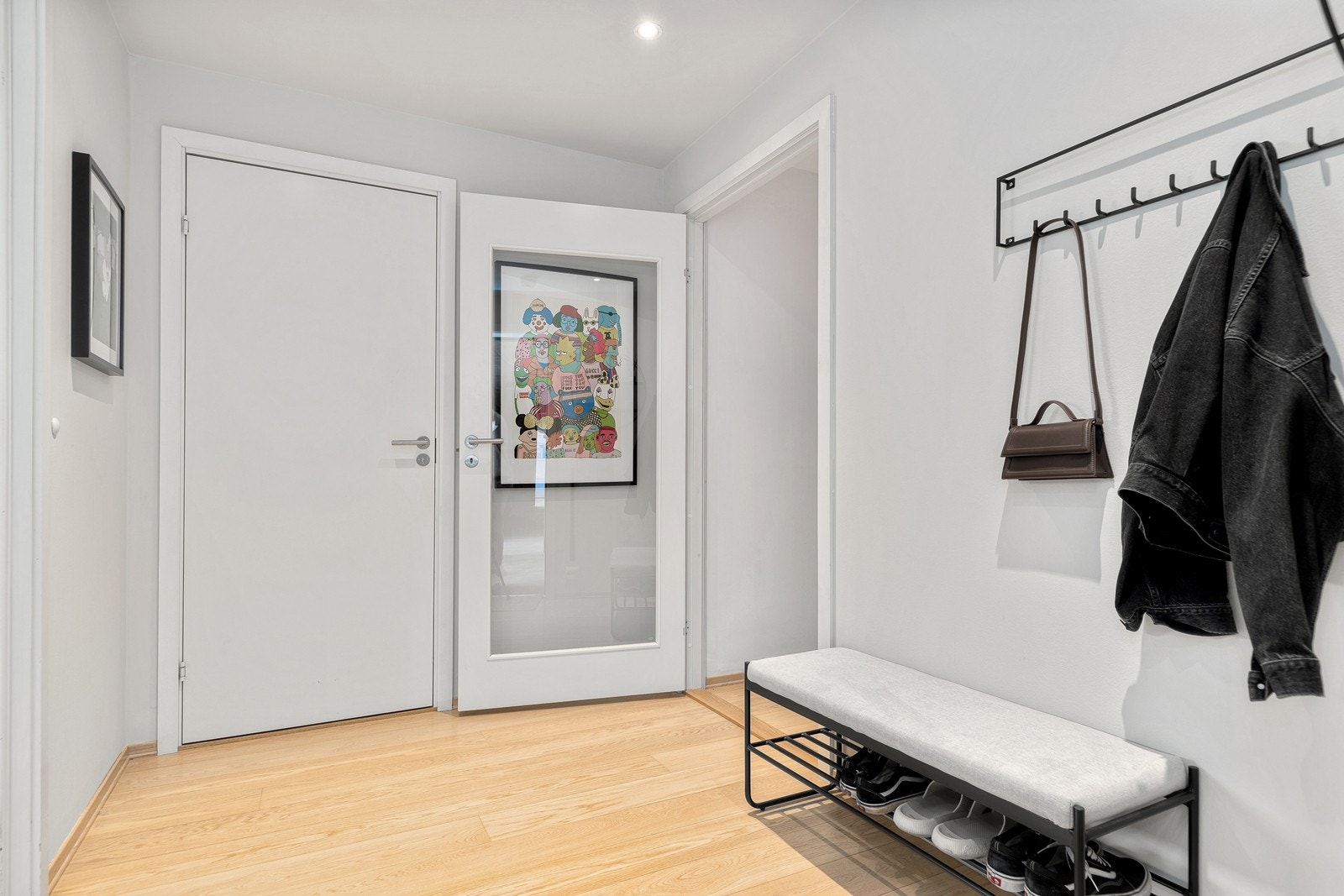 Fra gangen er det adkomst til hovedsoverom og baderom. Videre inn til gang og stue. Galleribilde