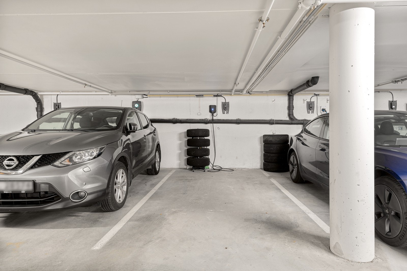 Det medfølger en parkeringsplass i garasjeanlegget. I dag er det tilkoblet en Eease-lader til elbil. Denne ladeboksen vil selger ta med seg, og ny eier må selv bekoste ny ladeboks fra Zaptec. Dette er instruert av styret. Galleribilde