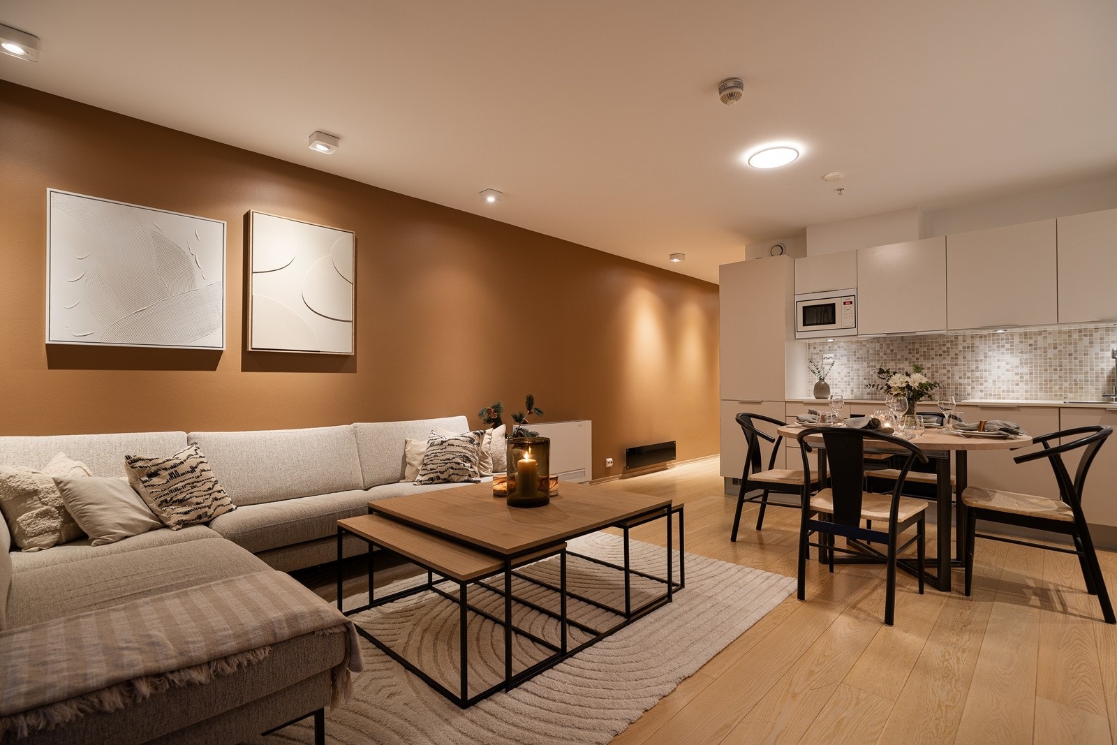 På vegne av eier, og eiendomsmegler Camilla Wehus i Krogsveen ønsker vi deg velkommen til denne smakfulle 3-roms leiligheten i Justnesskauen 27. Galleribilde