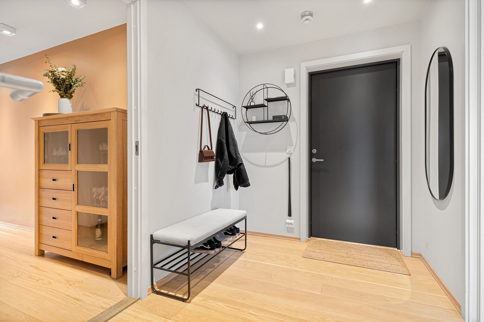 Romslig gang hvor det er gode muligheter til å henge fra seg ytterklær. Gangen byr på et hyggelig førsteinntrykk med gode lysforhold med downlights i himling, lysmalte veggflater og parkett på gulv. Galleribilde