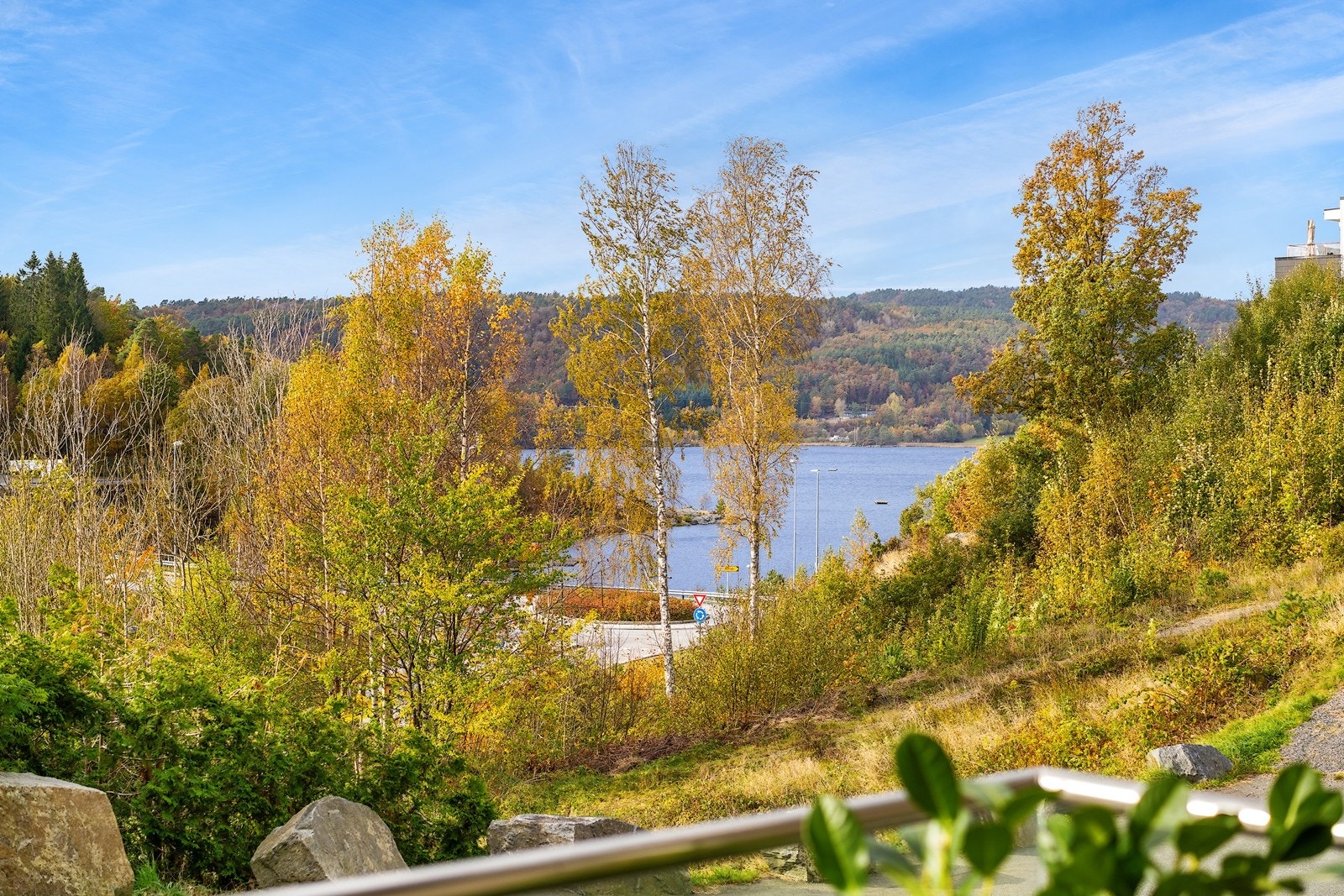 Her bor du tett på naturen med nydelig utsikt mot Gillsvannet. Det er også flotte turstier i umiddelbar nærhet. Galleribilde
