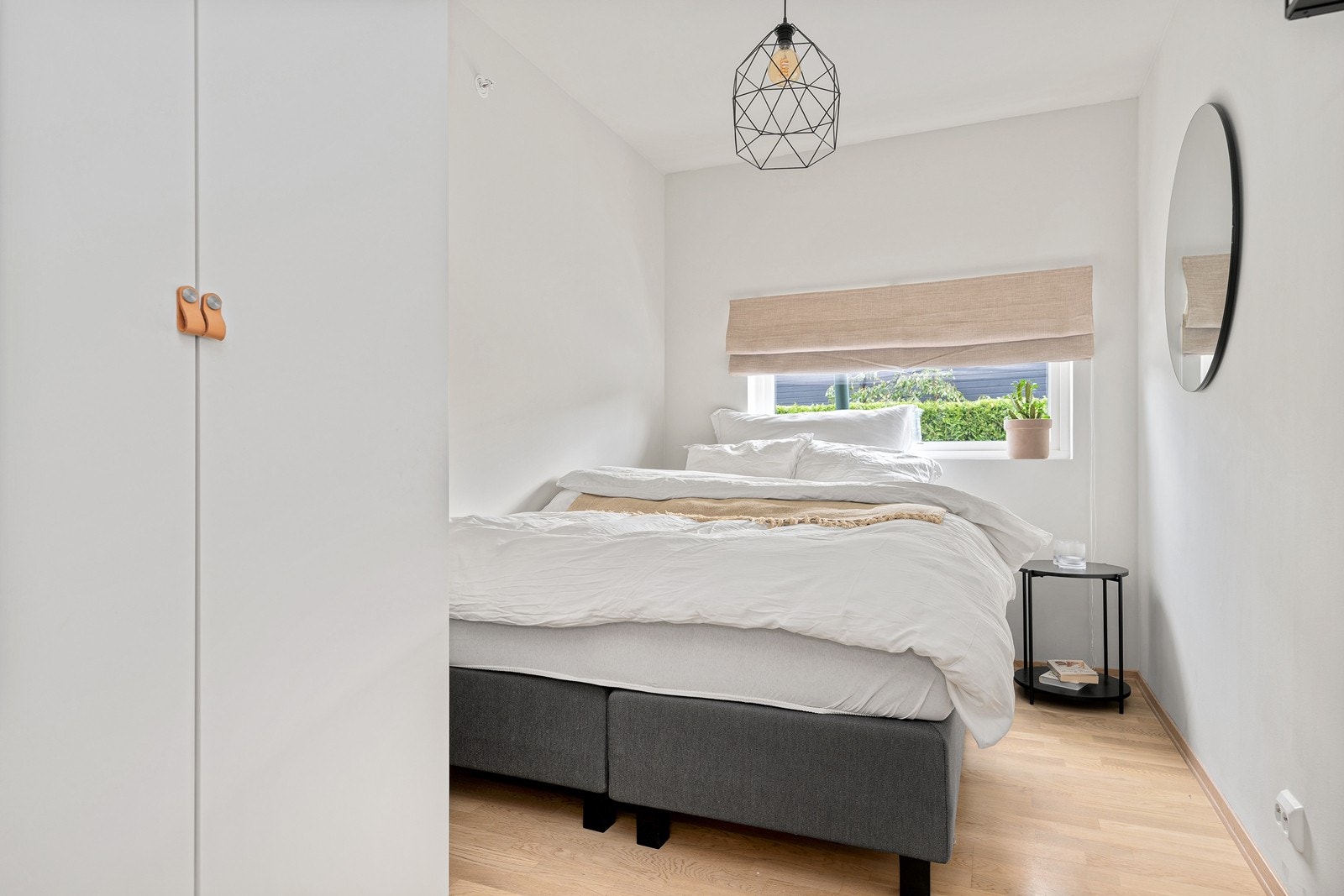 Soverom 2 av en fin størrelse hvor det er plass til dobbeltseng og medfølgende garderobeskap. Galleribilde