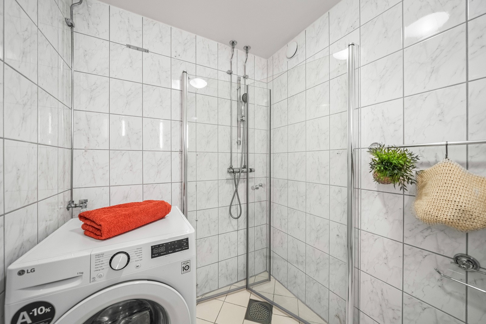 I forbindelse med våtromsrehabiliteringen, ble det samtidig utført skifte/oppgradering av røropplegget. Galleribilde