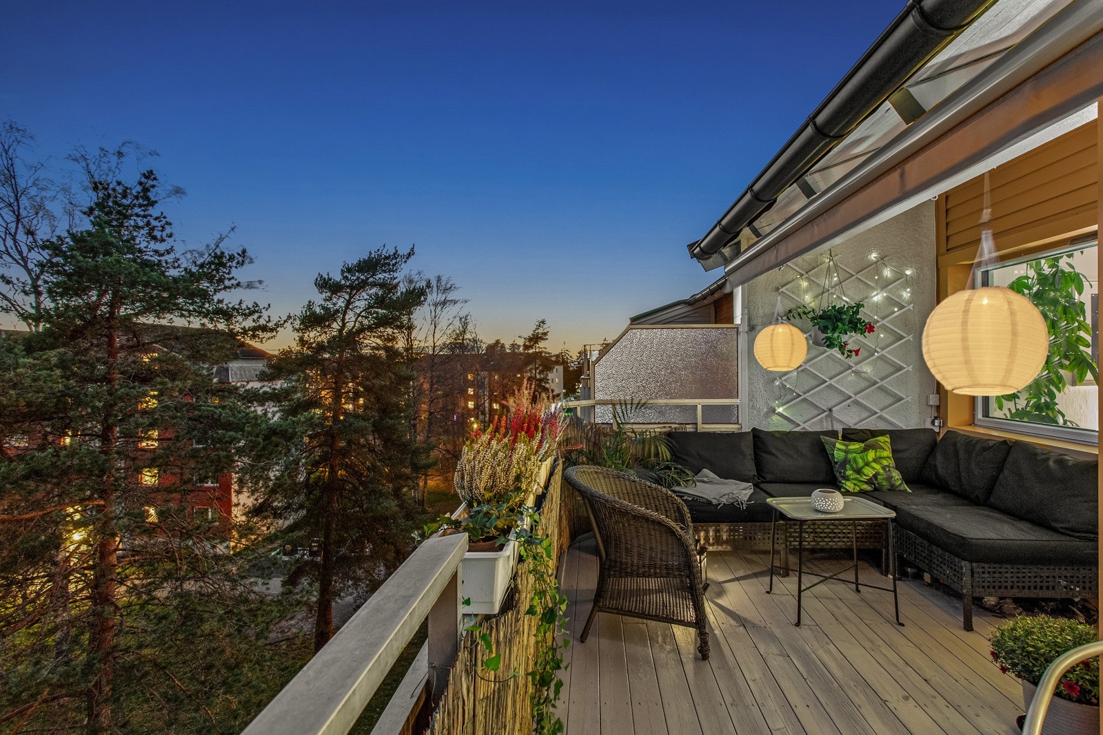 Innvendig holder boligen en fin standard, og oppleves innflytningsklar med gode oppgraderinger utført i perioden 2017-2024. Galleribilde