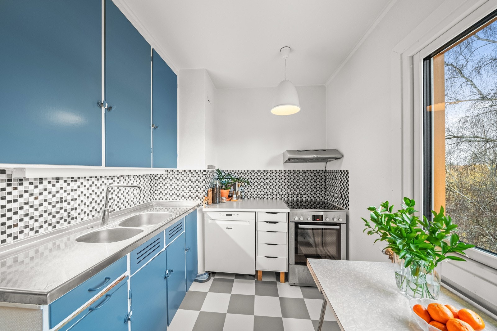 Lyst kjøkken i separat løsning med tidløs og velholdte overflater. I 2018 ble det lagt nytt vinylgulv - utført av faglært. Galleribilde