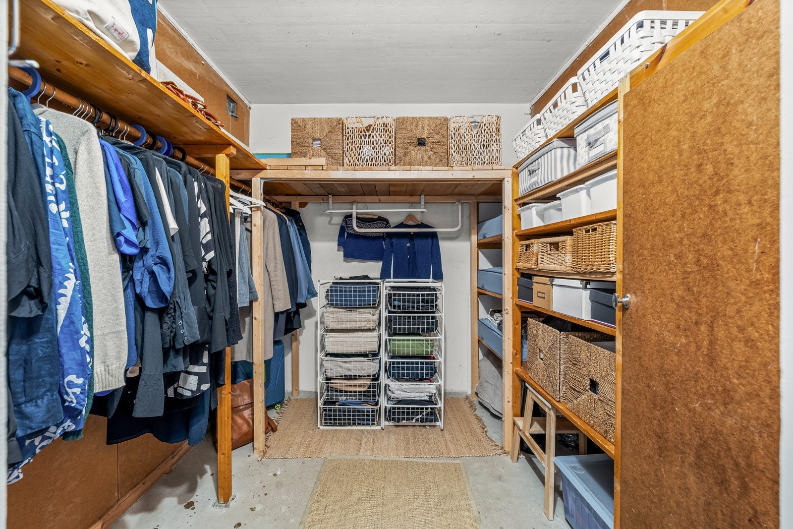 Svært praktisk omkledningsrom som byr på rikelig med oppbevaringsplass. Galleribilde