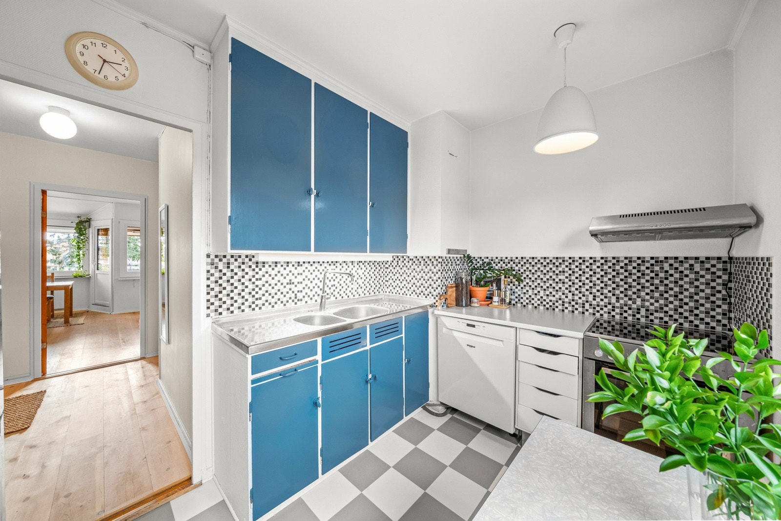 I 2024 ble alle kjøkkenfronter spraylakkert - utført av Tery Industrilakkering. Galleribilde