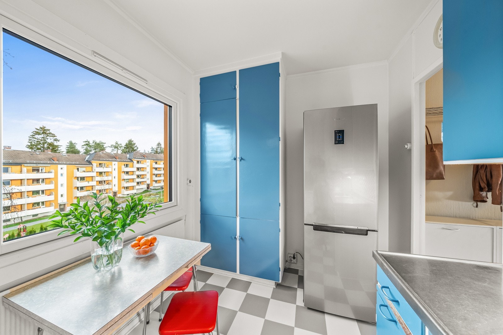 Det er fint plass til et koselig frokostbord i tilknytning til stor vindusflate. Galleribilde