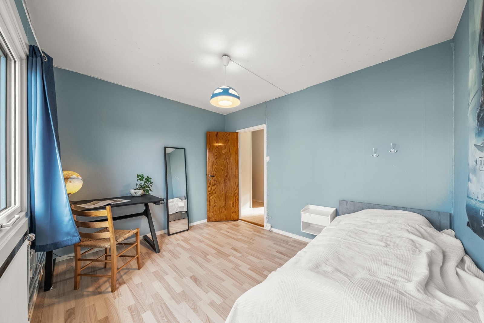 Soverommet passer fint som barnerom eller gjesterom, og har plass til en kontorløsning. Galleribilde