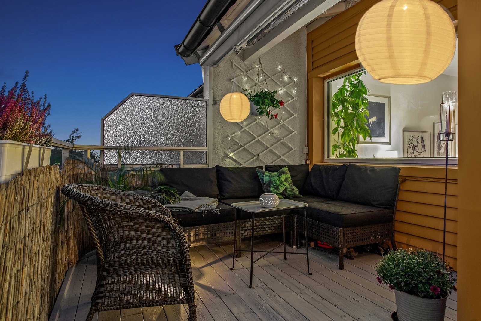 Balkongen er oppgradert med uttak for stikkontakt, samt varmelampe som gir ekstra hygge på sene sommerkvelder. Galleribilde