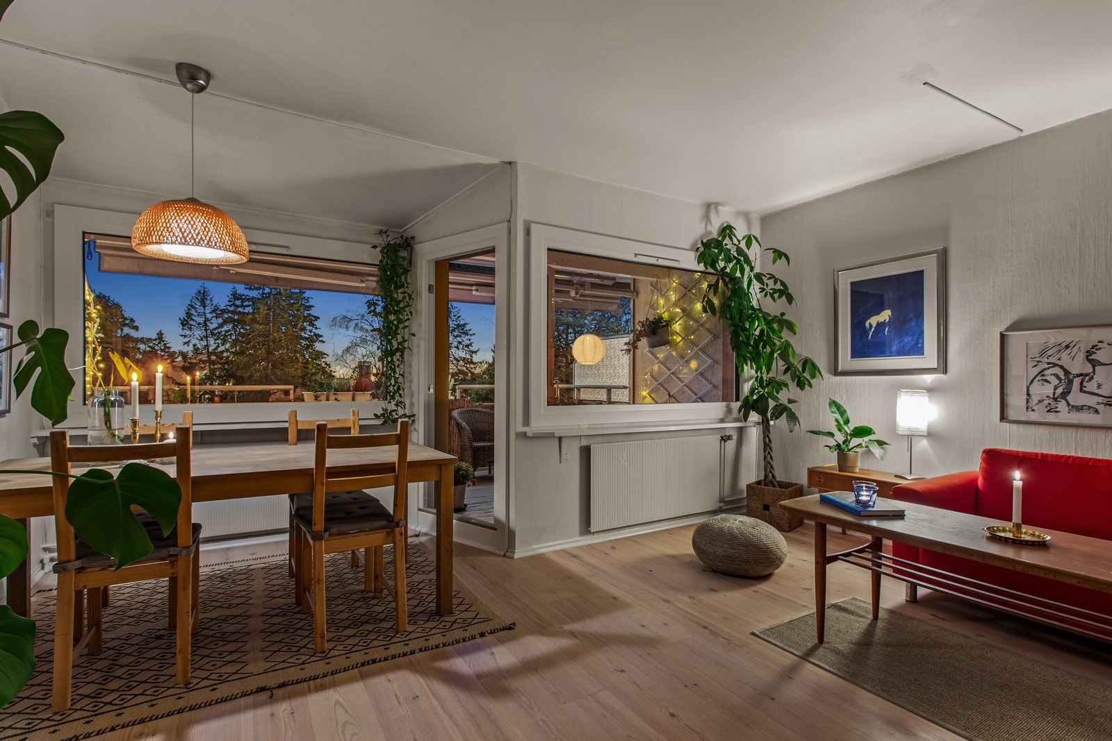 I stuen er det avsatt plass til en hyggelig spisesone som finner sin naturlige plass i tilknytning til vindusflatene. Galleribilde