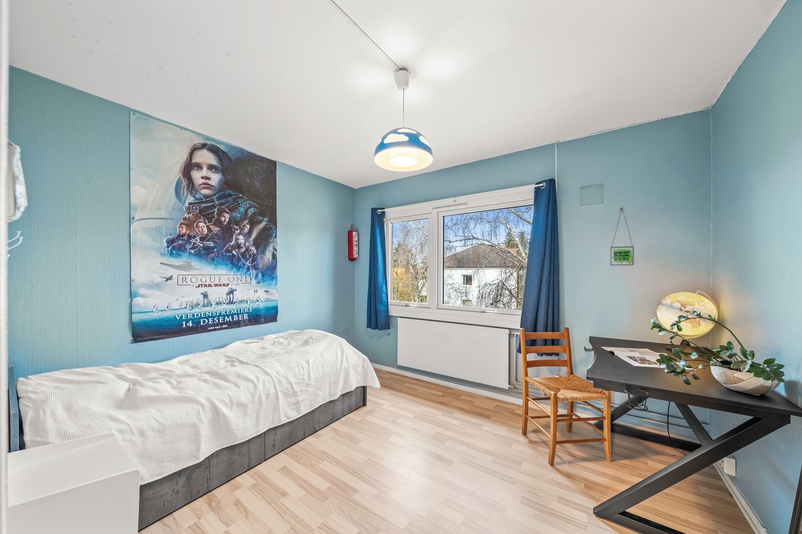 Soverom 2 ligger adskilt på motsatt side av hovedsoverommet, og er således av god størrelse. Galleribilde