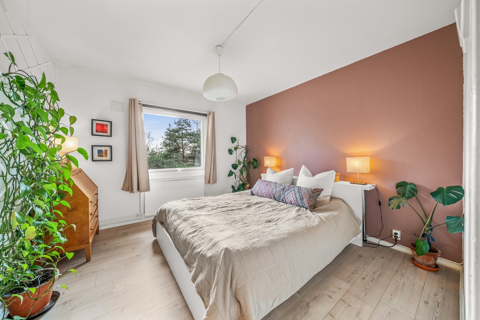 Meget romslig hovedsoverom vendt ut mot naturlige omgivelser. Galleribilde